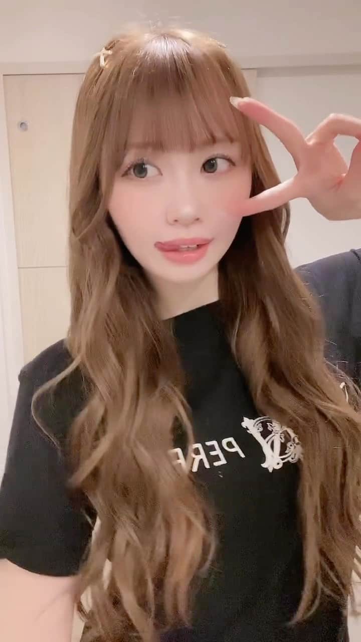 のインスタグラム：「アイシャドウはオレンジ系が多かったけど、 今はピンク系にハマってます♡♡ちょうどいいピンクやけん 腫れた目に見えない感があってこれはすき❣️  #ユーピンク #アイシャドウ #osina #sopported #推品買い」