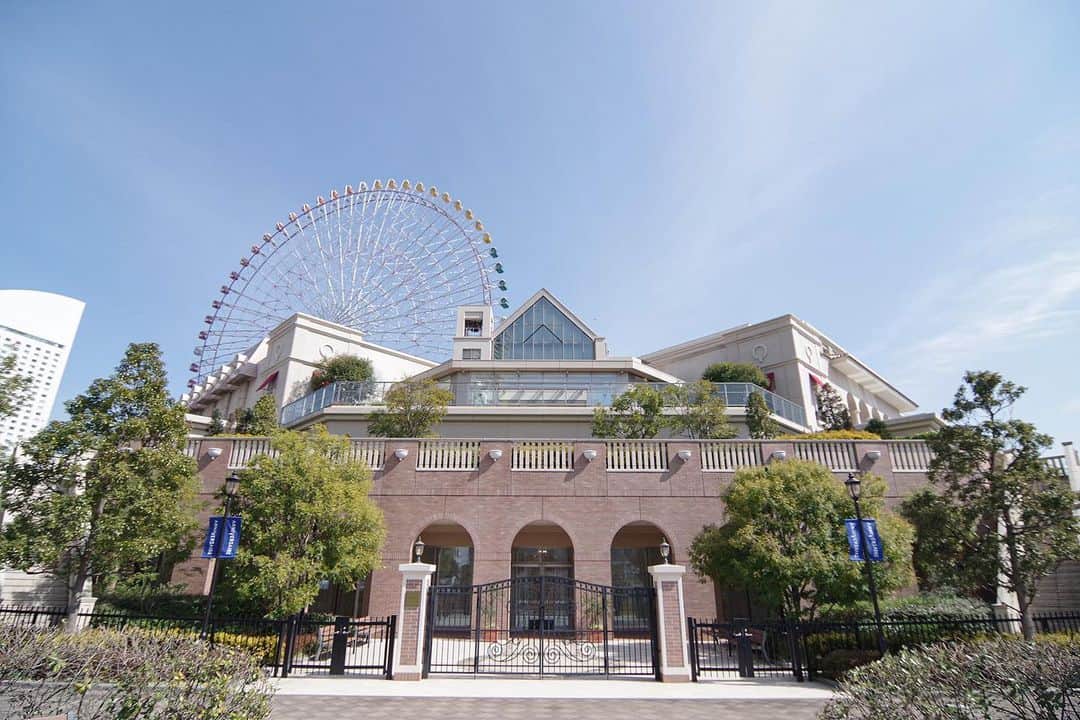 アニヴェルセル みなとみらい横浜 公式のインスタグラム：「アニヴェルセルみなとみらい横浜はファッションの都、パリのセレブリティの邸宅に集う 華やかで贅沢な外観と、『新しさと歴史』『旅立ち』を感じる街みなとみらいを掛け合わせて出来た「横濱フレンチモダン」をテーマにした外観となっています✨  みなとみらいの中心に立っている為、街中の人々からも祝福されるそんな施設とっています💐  ﾟ･*:.｡. .｡.:*･゜ﾟ･*:.｡. .｡.:*･ﾟ･*:.｡. .｡.:*･゜  横浜 みなとみらいの結婚式場 #アニヴェルセルみなとみらい横浜  📌海や空のように「永遠に続く」という 　意味を持つロイヤルブルーのバージンロード  📌120年の歴史が刻まれた 　壮観なステンドグラスのチャペル  📌好みに合わせて選べる 　7つの貸切披露宴会場  @anniversaire_minatomirai  👆詳細はプロフィールURLの 　公式HPよりご覧いただけます✨  ﾟ･*:.｡. .｡.:*･゜ﾟ･*:.｡. .｡.:*･ﾟ･*:.｡. .｡.:*･゜  #アニヴェルセル #アニヴェルセルみなとみらい #結婚式場見学 #ブライダルフェア #結婚式準備 #式場見学 #花嫁準備 #結婚式準備 #横浜花嫁 #みなとみらい花嫁 #みなとみらいウェディング #みなとみらい婚 #みなとみらい結婚式 #横浜結婚式場 #プレ花嫁準備中 #プレ花嫁準備 #結婚式場 #2023花嫁 #2024花嫁 #結婚式場#外観イメージ」