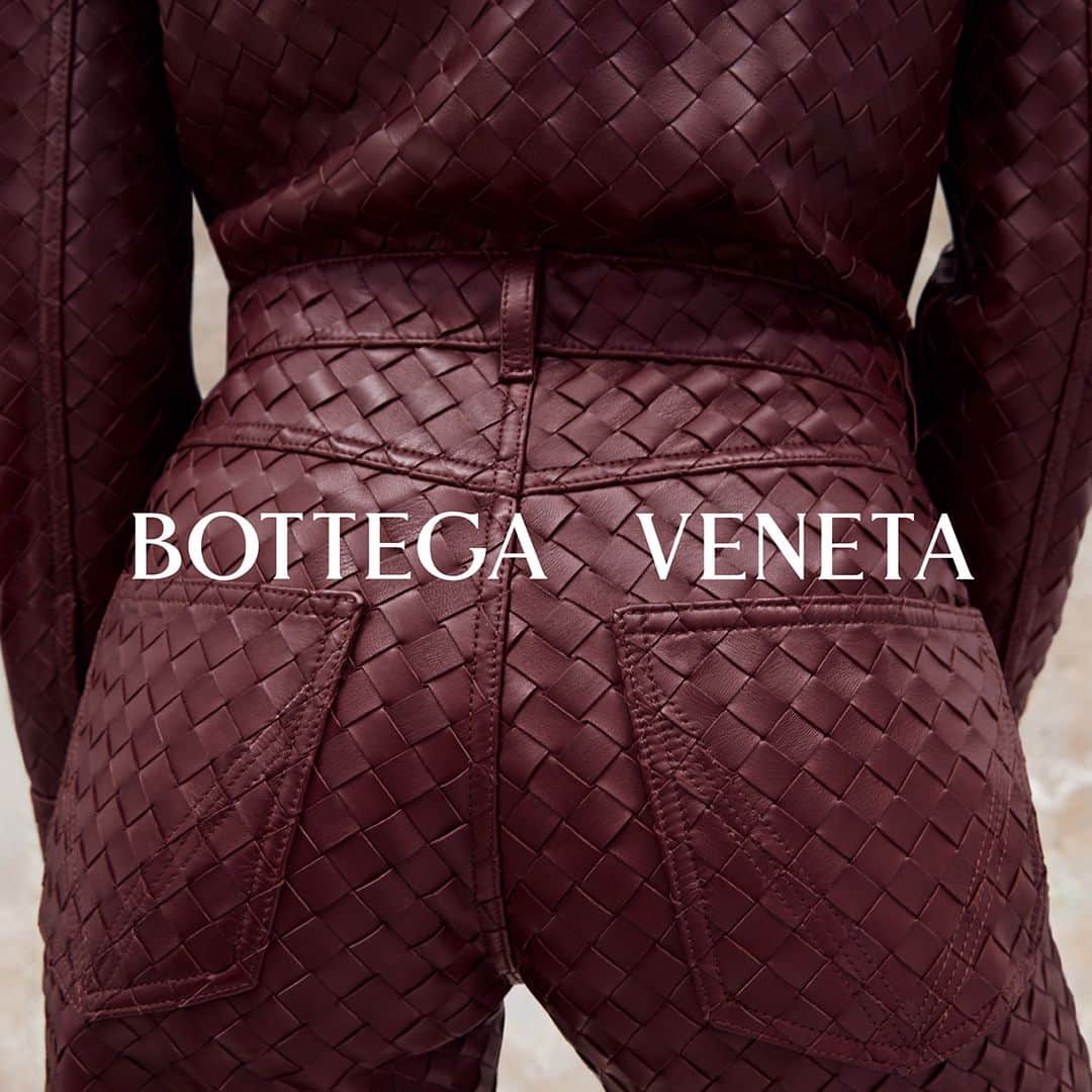 HYPEBEAST Japanさんのインスタグラム写真 - (HYPEBEAST JapanInstagram)「Bottega Veneta 2023年プレフォールコレクションでは、1966年の創業当時から用いられてきたモチーフの1つであるノットを、肩やウエスト、首元にあしらったアイテムの他、イタリアのアトリエにて職人が手作業で編み上げたアイコニックなイントレチャートのシャツ、パンツなど、ブランドのヘリテージを構成する技法を使用したウェアがラインアップ Photo : Bottega Veneta #sponsored」6月14日 12時00分 - hypebeastjp
