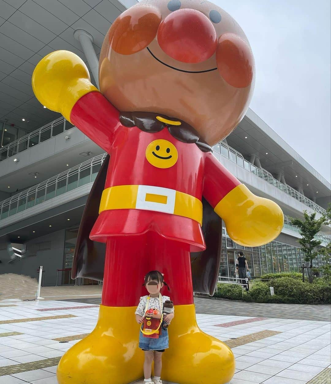 りえさんのインスタグラム写真 - (りえInstagram)「アンパンマンミュージアム行ってきた📸 次女さんアンパンマンミュージアムデビュー👶🏻🍞💛 長女さんは安定の大喜び！笑  アンパンマンミュージアムもだいぶ緩和されてショーがめっちゃ増えてた♡ 今回はほぼショーメインで一日遊んだ🌙  アンパンマンミュージアムで初めてトイレ行ったけど、トイレも可愛すぎてきゅんでした💛  #アンパンマンミュージアム#アンパンマンミュージアム横浜#アンパンマン#姉妹ママ#女の子ママ#アンパンマンミュージアムデビュー」6月14日 12時01分 - ririri060800