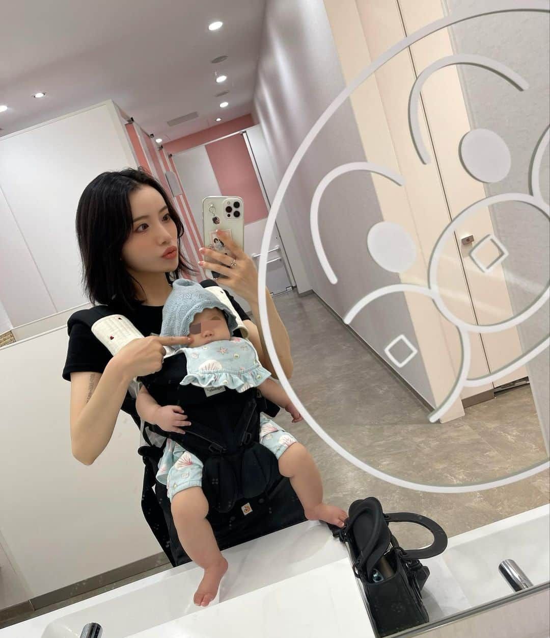 りえのインスタグラム：「アンパンマンミュージアム行ってきた📸 次女さんアンパンマンミュージアムデビュー👶🏻🍞💛 長女さんは安定の大喜び！笑  アンパンマンミュージアムもだいぶ緩和されてショーがめっちゃ増えてた♡ 今回はほぼショーメインで一日遊んだ🌙  アンパンマンミュージアムで初めてトイレ行ったけど、トイレも可愛すぎてきゅんでした💛  #アンパンマンミュージアム#アンパンマンミュージアム横浜#アンパンマン#姉妹ママ#女の子ママ#アンパンマンミュージアムデビュー」