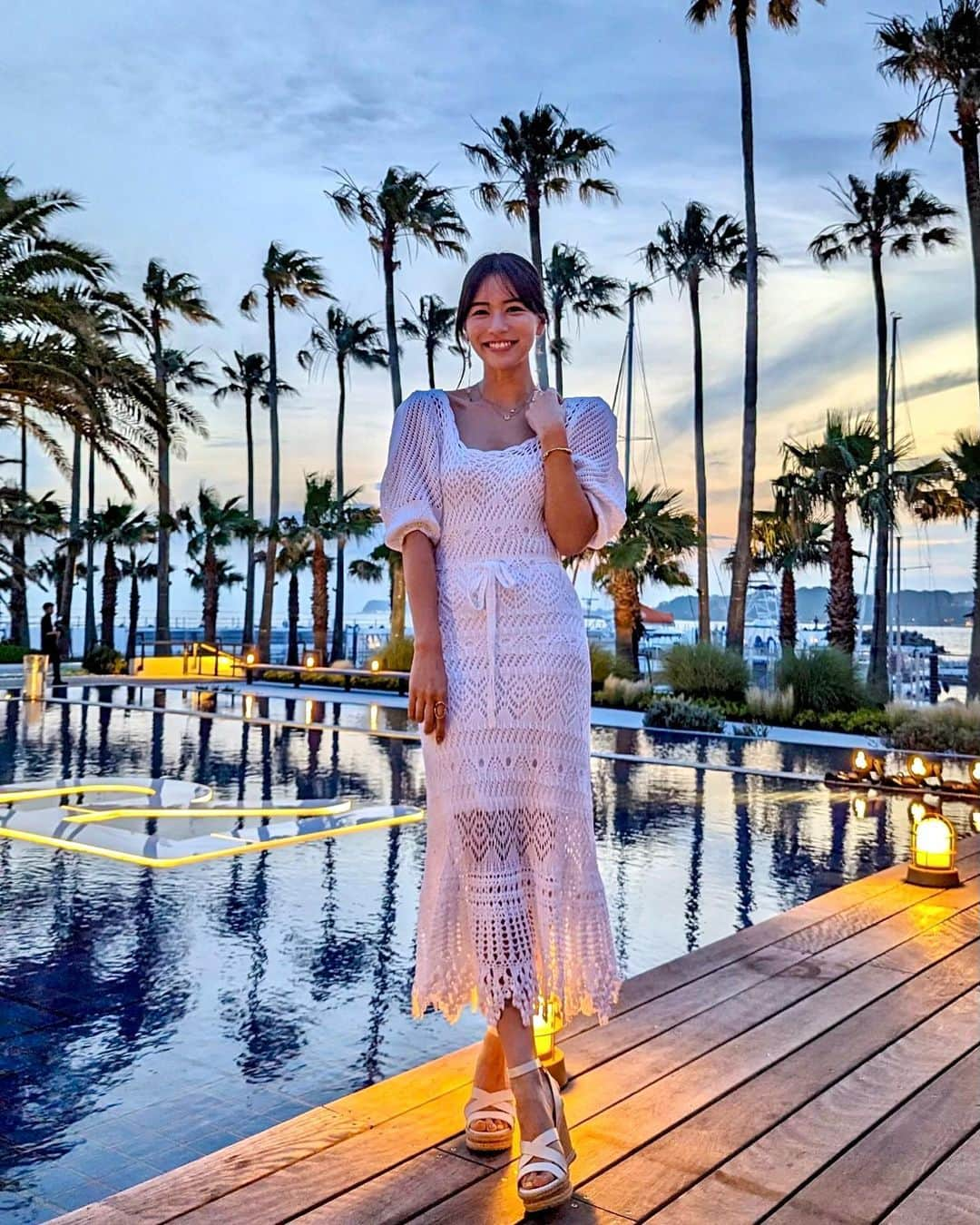 石井里奈さんのインスタグラム写真 - (石井里奈Instagram)「@ralphlauren 🩷 ラルフ ローレンの「カリフォルニア ドリーミング コレクション」の世界を体現したイベントへ😚🌈 . 6/14-6/30の期間限定でマリブファーム逗子マリーナにラルフ ローレンワールドが♥️ 本当にカリフォルニアの世界観！ 海外旅行にいってる気分になりました🫶おしゃれな音楽と夕焼けと限定のコラボレーションドリンクでうっとり🥺🍸 . ワンピースも新作のもの！デコルテが綺麗にあいててボディラインを美しく見せてくれるラルフらしいドレス！これからの季節沢山着たいね❣️リールも作ったからまた投稿するね🩷 . #rlcaliforniadreaming #ralphlauren #ラルフローレン #ralph #california #カリフォルニア #西海岸 #californialove #夏服コーデ #夏コーデ #マリブファーム逗子マリーナ」6月14日 12時02分 - ri7tin1025