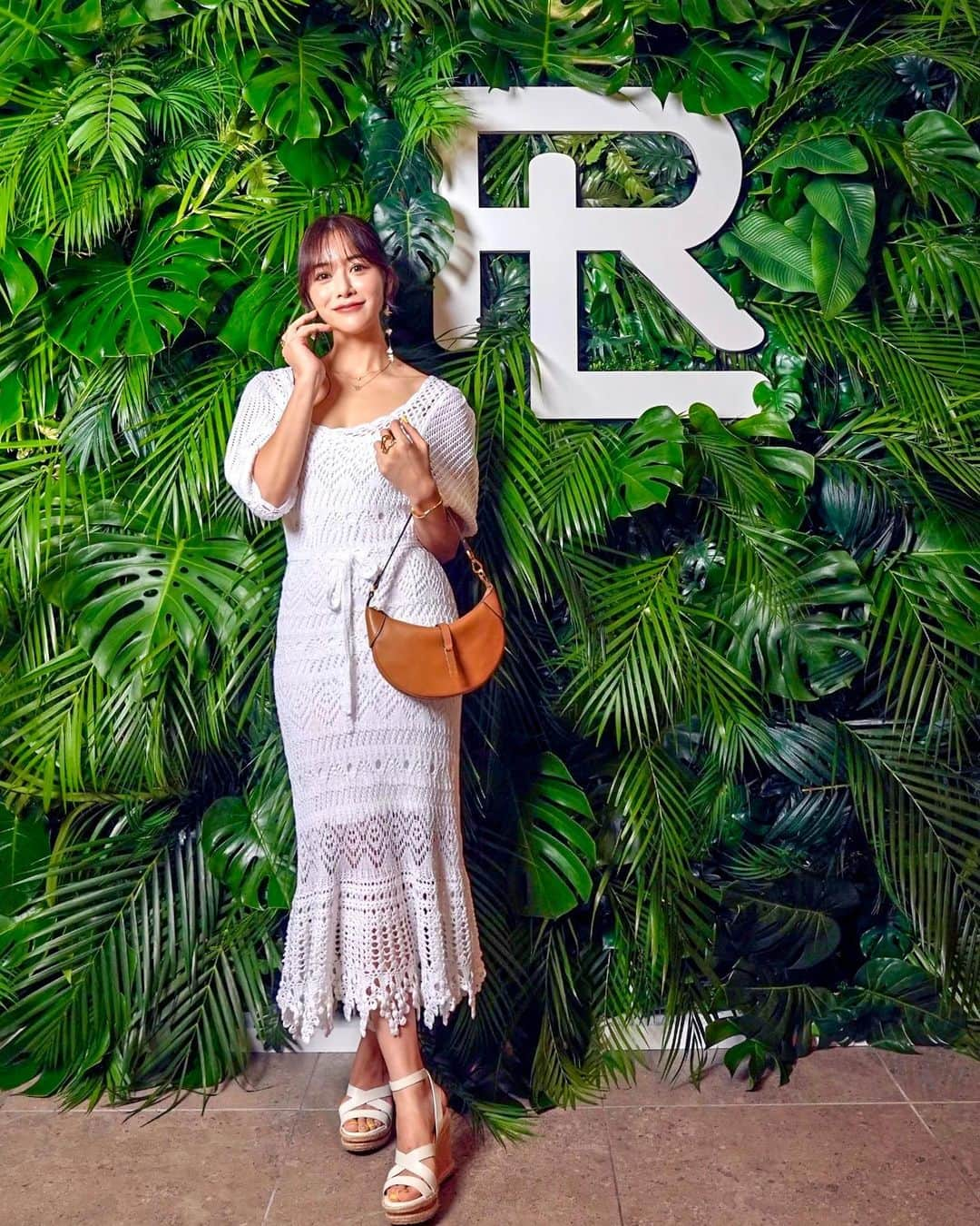 石井里奈さんのインスタグラム写真 - (石井里奈Instagram)「@ralphlauren 🩷 ラルフ ローレンの「カリフォルニア ドリーミング コレクション」の世界を体現したイベントへ😚🌈 . 6/14-6/30の期間限定でマリブファーム逗子マリーナにラルフ ローレンワールドが♥️ 本当にカリフォルニアの世界観！ 海外旅行にいってる気分になりました🫶おしゃれな音楽と夕焼けと限定のコラボレーションドリンクでうっとり🥺🍸 . ワンピースも新作のもの！デコルテが綺麗にあいててボディラインを美しく見せてくれるラルフらしいドレス！これからの季節沢山着たいね❣️リールも作ったからまた投稿するね🩷 . #rlcaliforniadreaming #ralphlauren #ラルフローレン #ralph #california #カリフォルニア #西海岸 #californialove #夏服コーデ #夏コーデ #マリブファーム逗子マリーナ」6月14日 12時02分 - ri7tin1025