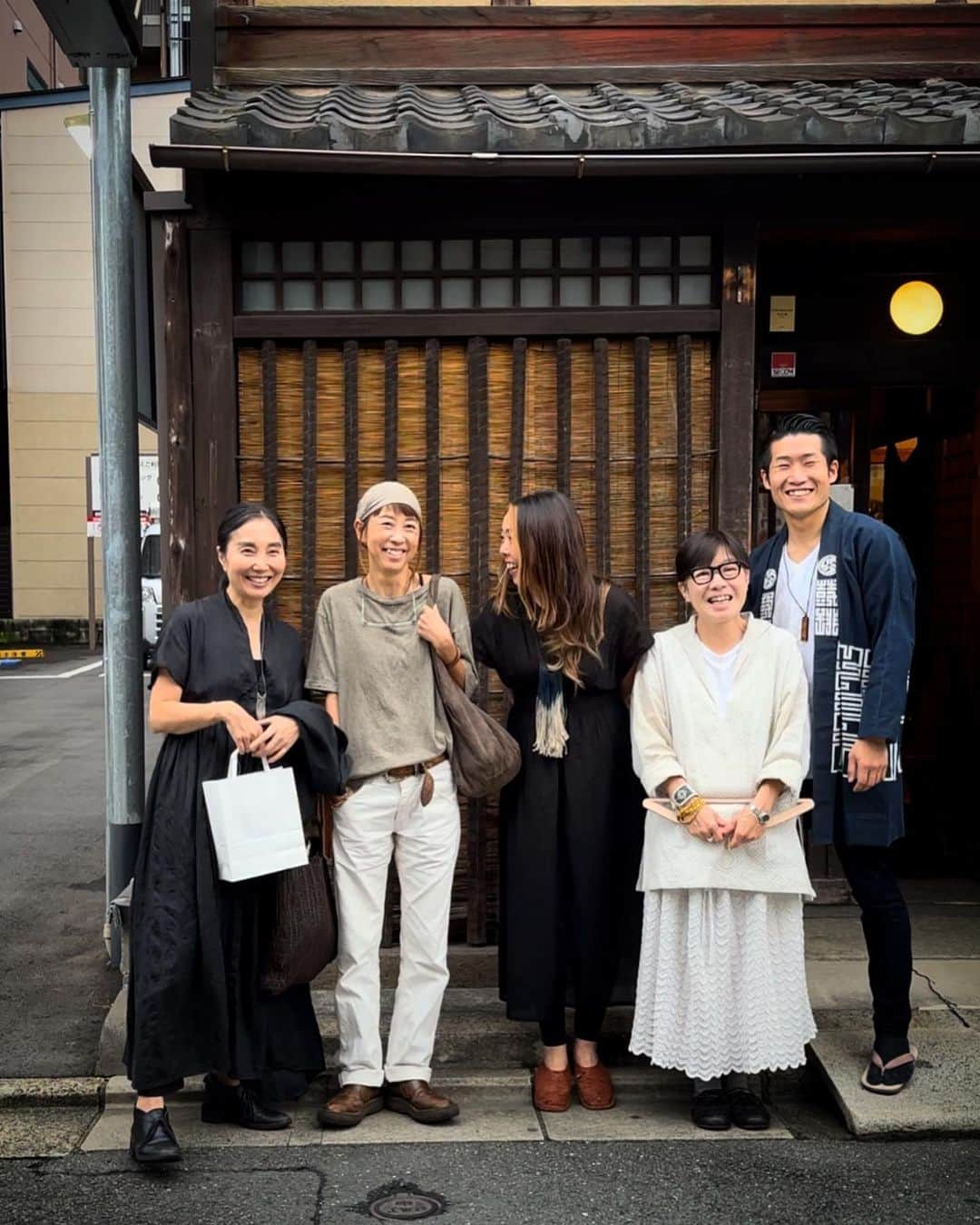 唐津裕美さんのインスタグラム写真 - (唐津裕美Instagram)「3年間のジュニちゃん🦮介護も終わり、引き続いておくちゃん🐈糖尿病の自宅管理も半年を過ぎてやっと慣れてきた今日この頃。毎日朝晩決まった時間のインスリン注射💉があるので東京まではなかなか行けないけど、大阪や京都でのイベントのお知らせに、最近ようやくみんなに会いに出かけられるようになってきた。  お久しぶりの友達や、はじめましての人。 どんどんステキなご縁が広がっている✨✨ はじめましてといってもInstagramをフォローしてくれていたり友達の友達だったりでよく話してみるとみんな繋がっていることがわかっておもしろい。  京都でイベントをはしごして久しぶりに友達とおいしいご飯を食べながらたくさん話して笑って、泣いて….ほんとに楽しい時間を過ごした。  そして最後は ヤバい‼️‼️ おくちゃんの注射の時間がーーっっ‼️ と、ダッシュ💨で大阪に帰るひりんこであった。  #インスリンダッシュ💨 #trucknest」6月14日 12時02分 - h_i_r_i_n_k_o