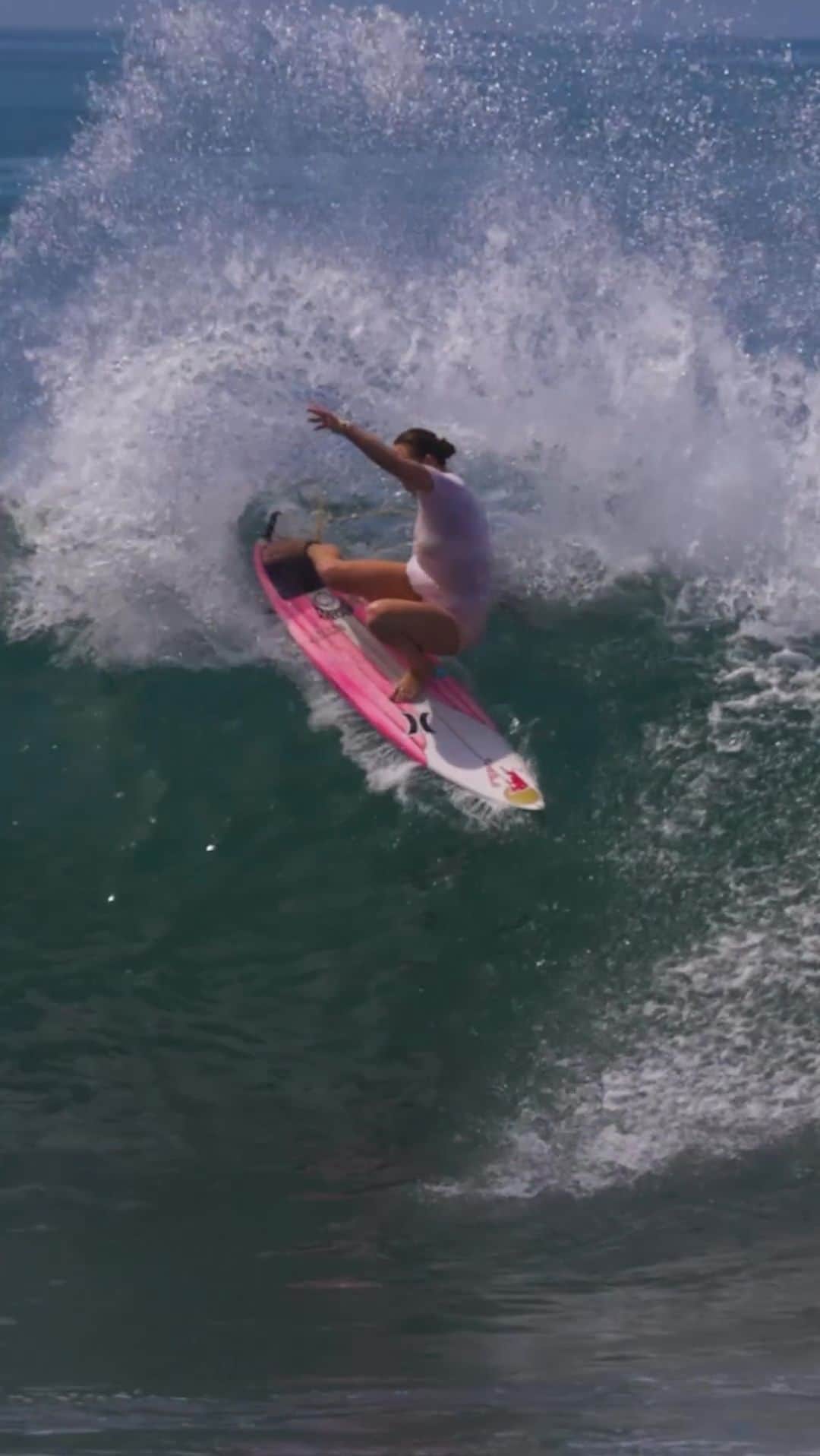 カリッサ・ムーアのインスタグラム：「With a Semi-Finals appearance in her near future, @rissmoore10 is looking primed and ready for Finals Day at the @wsl @surfcity El Salvador Pro. Stay tuned for the next potential call, tomorrow AM at 6:15 MDT  🎥: @hampositive  #CarissaMoore #FreeSurfing #PuntaRoca」