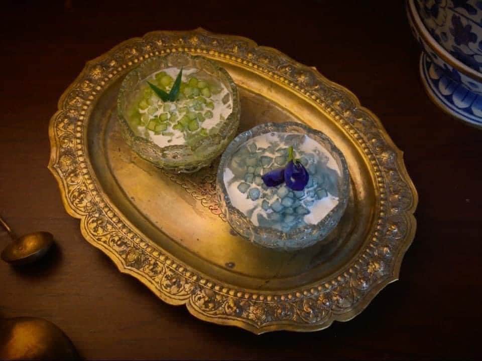 のインスタグラム：「Water Chestnut in Coconut Milk (Kanom Tub Tim Grob) Kanom Tub Tim Grob, sweets in the office H.H. Princess Saisavali Bhiromya. Shaped like colorful pomegranate seeds, made from tapioca flour, later modified by mixing water chestnuts or tapioca into the flour to create a crunchy texture when eating. And add coconut milk to the syrup to increase the aroma in the dessert There are also a variety of color modifications.  🌟Experience the Thai Dessert Sensation!🌟 Dive into the Delights of Tub Tim Grob! 🌺🥥🍧  CNN has hailed it as a culinary masterpiece, and now it's your chance to savor the iconic Thai dessert, Tub Tim Grob! 🌴😍🇹🇭  Cr.: The Office of Arts and Culture Suan Sunandha Rajabhat University   #thaiairways #smoothassilk #thaidessert #worldbestdesserts」