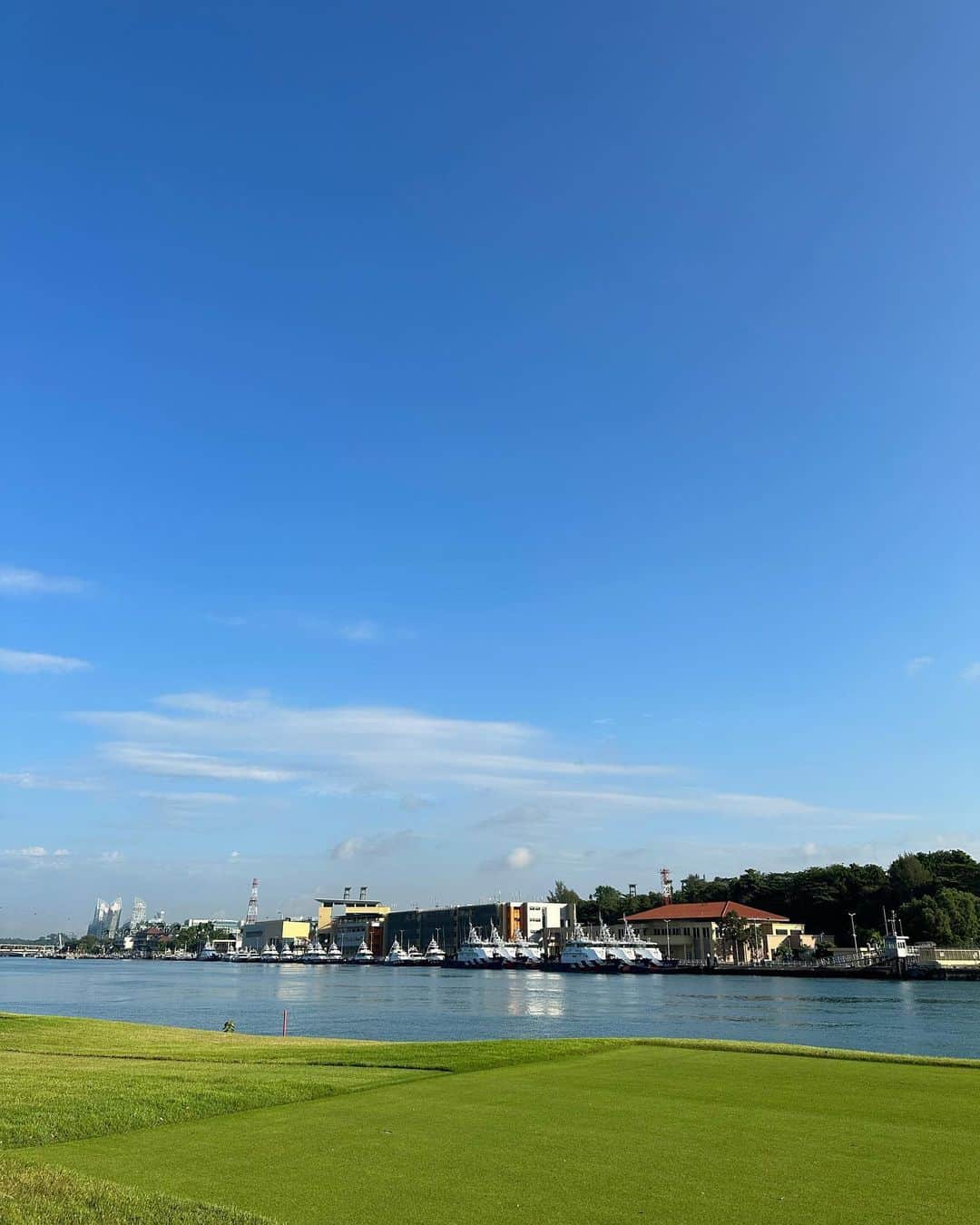 RISAさんのインスタグラム写真 - (RISAInstagram)「. 今回は弾丸でSingaporeに 行ってきました🇸🇬❤️  今回もほぼゴルフ旅で セントーサゴルフクラブに⛳️✨✨  この季節はもうかなり暑くて💦 朝日が上る前からスタートしないと 回れないくらい暑かった🥵💦💦  だけど本当に景色が最高🥺シンガポール港のすぐわきに広がるロケーションで難しいけどプレイしてて本当に楽しいコース💕💕  ウェアは全身　@lecoqsportifgolf_rijoume 🩷 このコーデ展示会の時からめちゃくちゃ反響があったコーデ🩷 パープル×ホワイト女性らしくてかわいいよね💜🤍  .  .  #リジューム #デサントゴルフ #シンガポール #シンガポール旅行 #セントーサゴルフクラブ #singapore #旅行好き  #ゴルフウェア #ゴルフコーデ #ゴルフ女子 #ゴルフコーディネート #ゴルフ #ゴルフ好き #ゴルファー #スポーツ #ゴルフ場 #ゴルフ大好き #ゴルフラウンド #golf #golfwear #golflife #golfgirl #골프 #골프스타그램」6月14日 12時08分 - arilady0423