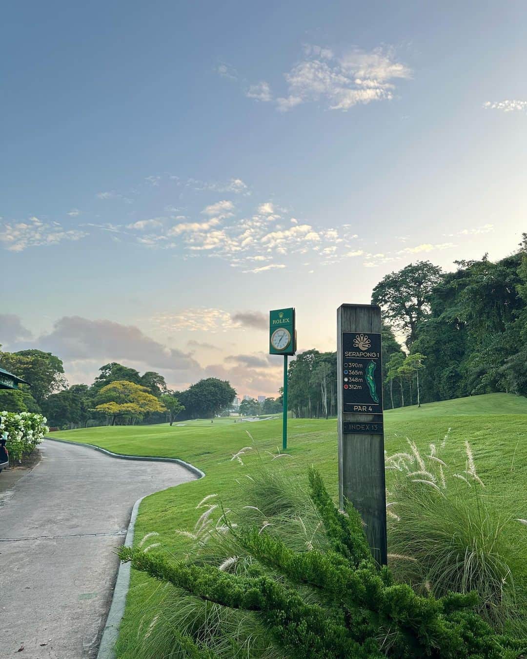 RISAさんのインスタグラム写真 - (RISAInstagram)「. 今回は弾丸でSingaporeに 行ってきました🇸🇬❤️  今回もほぼゴルフ旅で セントーサゴルフクラブに⛳️✨✨  この季節はもうかなり暑くて💦 朝日が上る前からスタートしないと 回れないくらい暑かった🥵💦💦  だけど本当に景色が最高🥺シンガポール港のすぐわきに広がるロケーションで難しいけどプレイしてて本当に楽しいコース💕💕  ウェアは全身　@lecoqsportifgolf_rijoume 🩷 このコーデ展示会の時からめちゃくちゃ反響があったコーデ🩷 パープル×ホワイト女性らしくてかわいいよね💜🤍  .  .  #リジューム #デサントゴルフ #シンガポール #シンガポール旅行 #セントーサゴルフクラブ #singapore #旅行好き  #ゴルフウェア #ゴルフコーデ #ゴルフ女子 #ゴルフコーディネート #ゴルフ #ゴルフ好き #ゴルファー #スポーツ #ゴルフ場 #ゴルフ大好き #ゴルフラウンド #golf #golfwear #golflife #golfgirl #골프 #골프스타그램」6月14日 12時08分 - arilady0423
