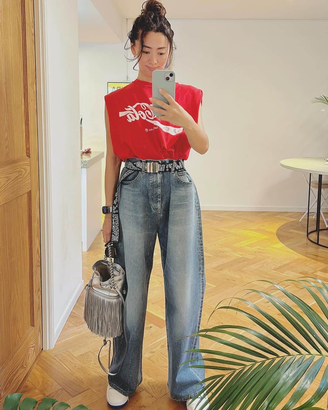 野沢和香のインスタグラム：「届くのをこころ待ちにしていた@the_newhouse のビッグデニムNORMAN JEAN  スーパーbigシルエットとハイウエストで、新鮮バランスになる🤩と、めちゃくちゃ脚長🤍  そしてデニム以上に楽しみにしてたのはベルト🤣 自分のサイズに調整できる🥹💕カチャカチャベルト こういうかわいいのが中々ないのよ😙 buddyこれ最高だぜ😎  タンクは　@plage_jp さんで買ったヴィンテージTee😆  タンク　@plage_jp  デニム&ベルト　@the_newhouse  スニーカー　@newbalance  bag @jandmdavidson  サングラス　@gentlemonster」