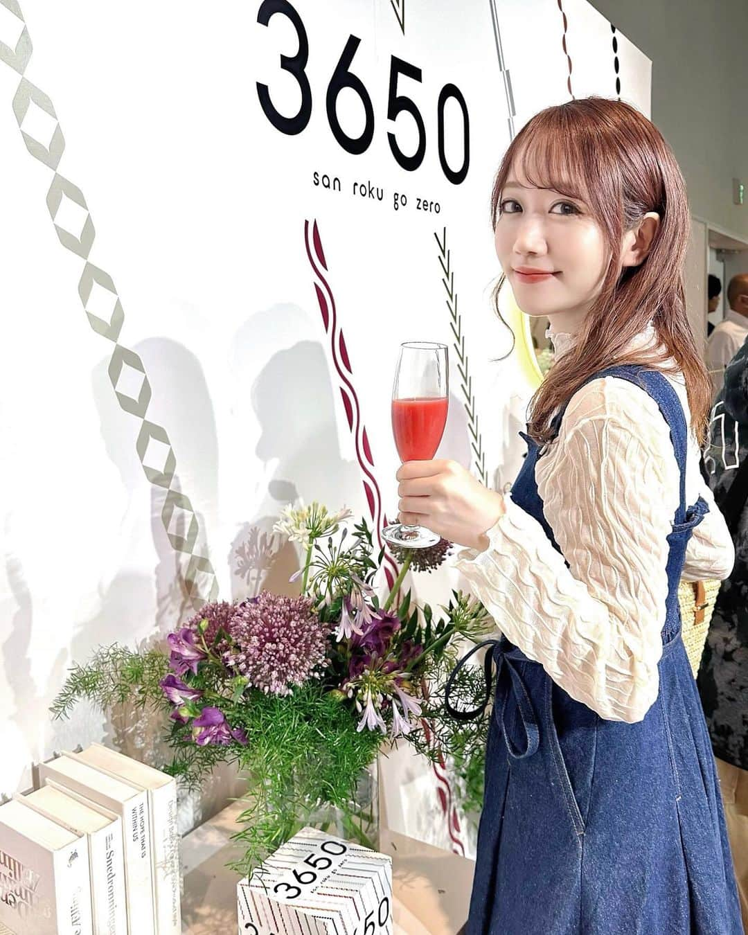 佐藤瀬奈のインスタグラム：「⠀ 新しいコスメブランド @3650.jp のローンチ発表会へ💐⠀ ⠀ ゲストはなんと大好きなパク・ミニョン様…！！( @rachel_mypark ) 美しすぎて眩しすぎて本当に女神様でした🤦‍♀️🩷 カメラ目線いただけたので載せるね🥹✨ (この時の私のニヤけ顔やばかったと思う)⠀ ⠀ そしてアイライナーはなんと10色展開😳！ ①ブラック ②ブラウンブラック ③ブラウン(リタッチカラー) ④シアーブラウン ⑤ホワイト ⑥グレー ⑦カーキ ⑧バーガンディー ⑨シアーレッド ⑩パールピンク ⠀ 普段使いできるカラーから遊び心のあるカラーまで幅広くて、「今日はどれにしようかな♪」って選ぶのがすごく楽しそう🥹💕⠀ ⠀ 全部素敵カラーなのだけど、 ③のリタッチカラー(ブラウン)が特にお気に入り♡ どんな色のアイラインに重ねても馴染む、絶妙なブラウンなの🤎 まずリタッチに使えるアイライナーっていうのが新しいよね😳✨ 重ね塗りはもちろん、個人的にはこれ1本使いがすごく気に入ってるよ🥰 オレンジ強めの柔らかいブラウンで、目元が一気に垢抜ける🧡 オレンジシャドウと合わせると色素の薄いハーフアイのように仕上がるよ🥹(5枚目)⠀ ⠀ ⑨のシアーレッドも、赤！って感じでは無くほんのり色づく透明感のある赤だから、下まぶたに引くとすごく可愛い😍⠀ ⠀ ホワイトのアイラインも挑戦したいしたいで出来ずにいたから、この機会に⑤のホワイト使ってみよう☺️💕 ⠀ ⠀ 「毎日を10倍楽しくしよう」のキャッチフレーズの通り、本当にワクワクさせられるアイライナーに出会えて嬉しいな❤️ 6月20日の発売が楽しみです🫶 ・ ・ ・ #3650 #sanrokugozero #毎日を10倍楽しくする #3650moments #パクミニョン 様」