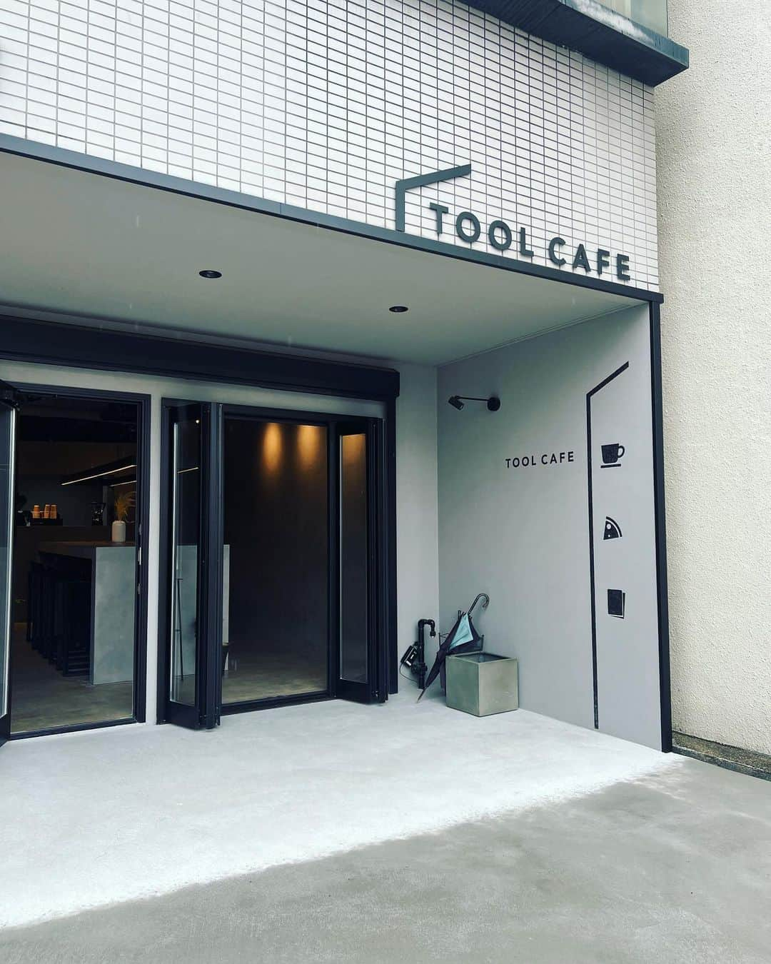 中村かなさんのインスタグラム写真 - (中村かなInstagram)「3月に池下にOPENした 建築会社が運営するカフェ @_toolcafe   シンプルでオシャレな店内は コンセントもたくさんあって🔌 落ち着いた店内なので リモートワークにもピッタリ💻  店内には建築雑誌、インテリア雑誌、建築資材のカタログ等が揃い DIYをする方や建築関係の方は楽しく過ごせそう♡ カタログから部材の注文や 住宅のお悩み、無料相談も行ってるみたい(予約制)  こだわりのコーヒー おいしくいただきました☕️ 次回はピザ窯で焼くピザ頂きたい🍕  📍 @_toolcafe  愛知県名古屋市千種区仲田2-2-6 🕐 10:00〜17:00 🗓️ 土日祝休み  #toolcafe #池下カフェ #池下 #池下グルメ #千種区カフェ #名古屋カフェ #名古屋カフェ巡り #名古屋グルメ #名古屋ランチ #名古屋 #今池 #今池カフェ #覚王山カフェ #覚王山 #nagoyacafe #nagoyajapan」6月14日 12時18分 - k777pime