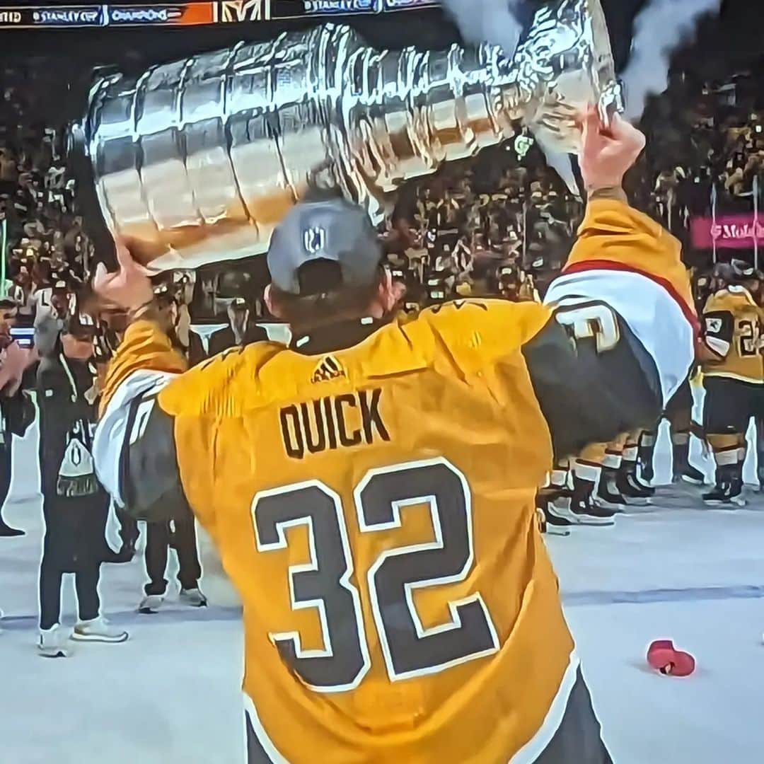 ウィル・ウィトンさんのインスタグラム写真 - (ウィル・ウィトンInstagram)「Me, when Alec Martinez handed Jonathan Quick the #StanleyCup: 🥹  Congratulations, boys!」6月14日 12時19分 - itswilwheaton