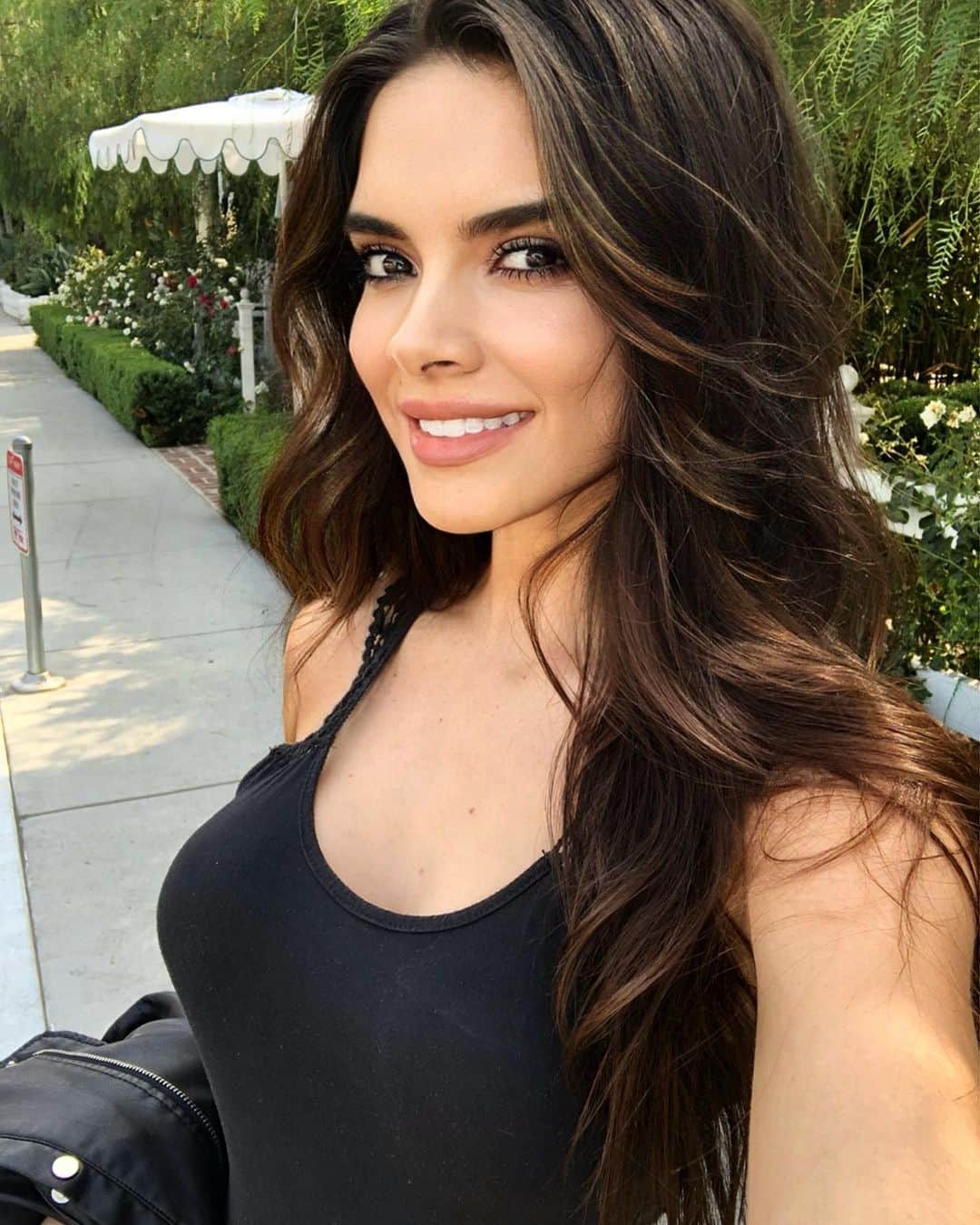 パオラ・ポーリンのインスタグラム：「It’s been a powerful week with magical new projects ! Producing and acting 🎥💣🧚‍♀️ - ¡Ha sido una semana poderosa con nuevos proyectos mágicos! Produciendo y actuando 🎥💣🧚‍♀️」