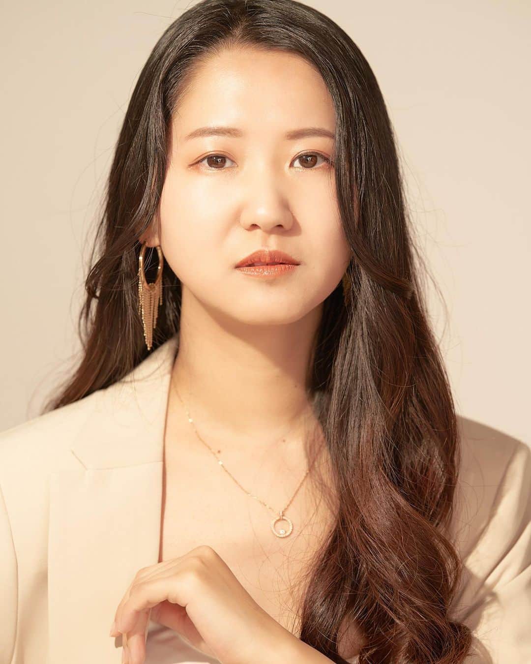 謝村梨帆のインスタグラム：「初めての韓国風写真スタジオにて撮影していただきました✨いつもの感じと違ってクールにゴージャスに仕上がってます😁たくさん素敵な写真を撮っていただいたので、ゆっくり更新していきます☺️  宣材撮りたい方、ポートフォリオ追加したい方、違う自分を発見したい方 おすすめです♡  Photo by @mirrorbyme_tokyo  makeup @mana_miup   #撮影  #モデル  #撮影モデル  #韓国風メイク  #photomodel  #modeling  #shooting  #模特」