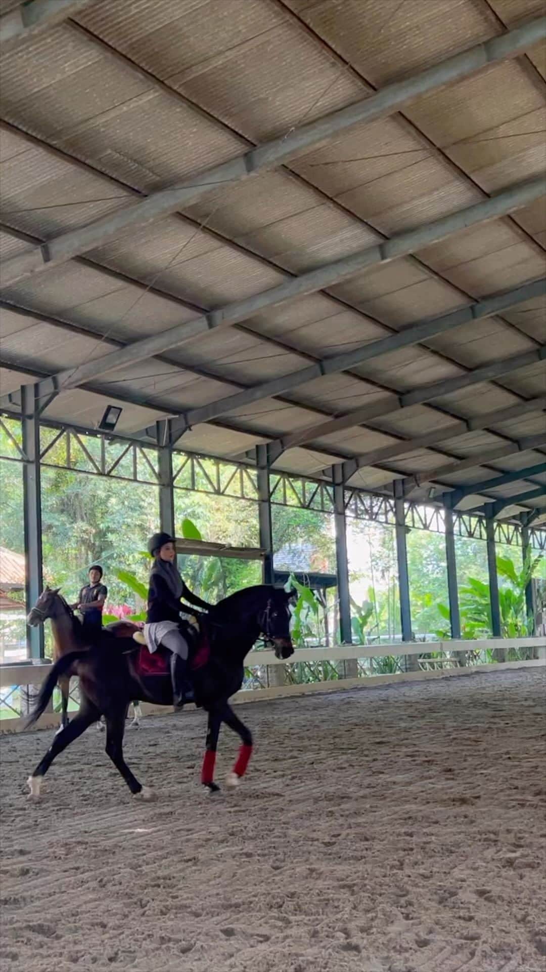 Zaskia Sungkarのインスタグラム：「Kata ukkasya : seru deh mami 🐴❤️   #newbie  ما شاء الله تبارك الله」