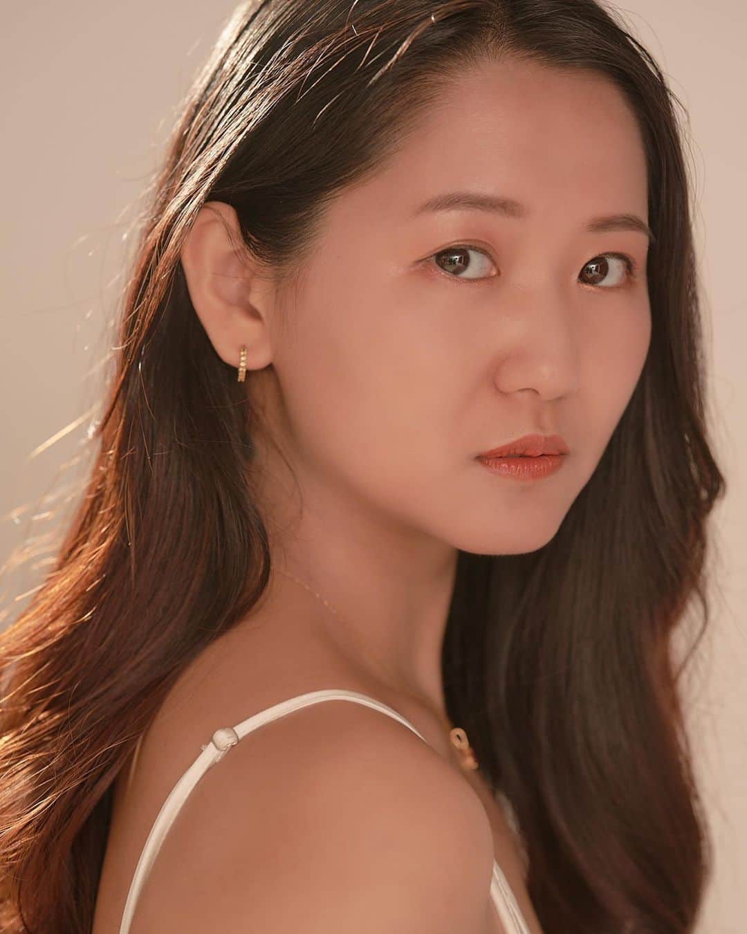 謝村梨帆のインスタグラム：「初めての韓国風写真スタジオにて撮影していただきました✨いつもの感じと違ってクールにゴージャスに仕上がってます😁たくさん素敵な写真を撮っていただいたので、ゆっくり更新していきます☺️  宣材撮りたい方、ポートフォリオ追加したい方、違う自分を発見したい方 おすすめです♡  Photo by @mirrorbyme_tokyo  makeup @mana_miup   #撮影  #モデル  #撮影モデル  #韓国風メイク  #photomodel  #modeling  #shooting  #模特」