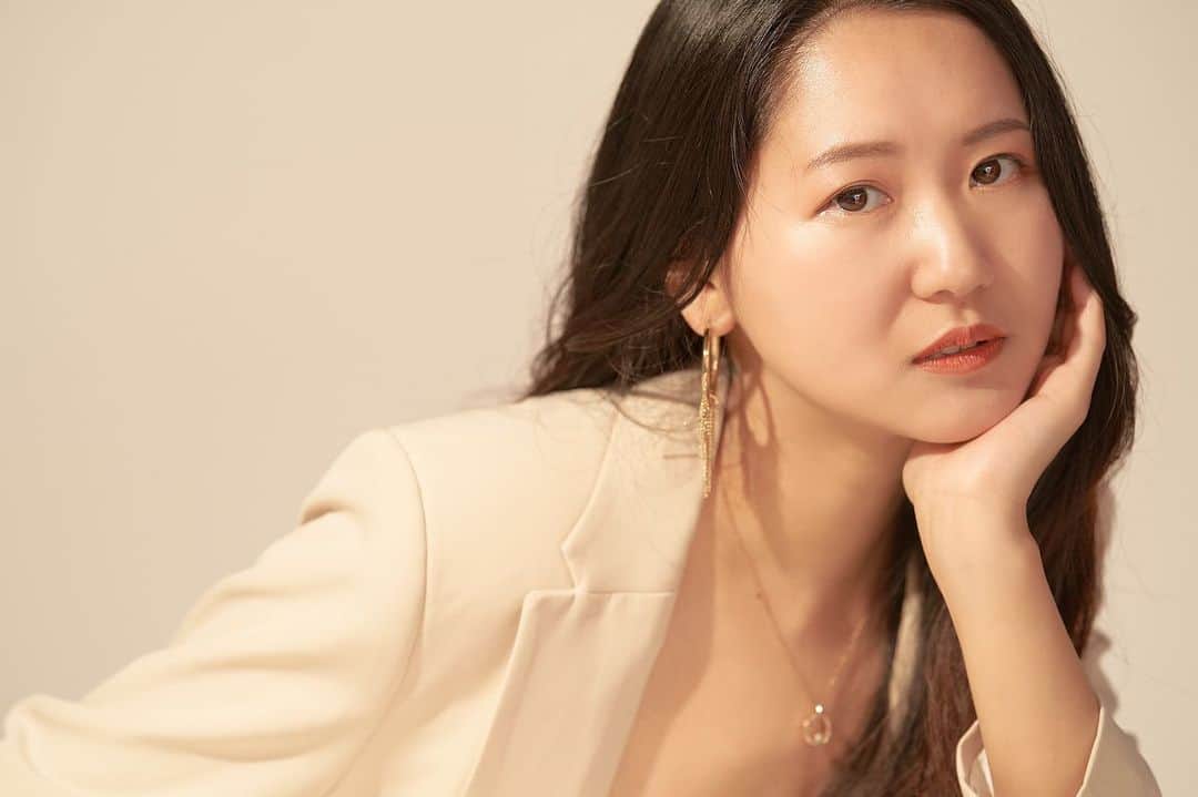 謝村梨帆のインスタグラム：「2枚目のポーズお気に入り✨  初めての韓国風写真スタジオにて撮影していただきました✨いつもの感じと違ってクールにゴージャスに仕上がってます😁たくさん素敵な写真を撮っていただいたので、更新していきます☺️  宣材撮りたい方、ポートフォリオ追加したい方、違う自分を発見したい方 おすすめです♡  Photo by @mirrorbyme_tokyo  makeup @mana_miup   #撮影  #モデル  #撮影モデル  #韓国風メイク  #photomodel  #modeling  #shooting  #模特」
