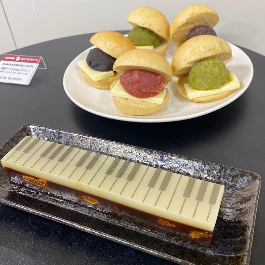 poroco（ポロコ）さんのインスタグラム写真 - (poroco（ポロコ）Instagram)「第3回あんぱら。あんこぱらだいす。✨ 本日6/14（水）から6/19（月）まで大丸札幌店 7階 催事場で開催中！全国31ショップのあんこスイーツが大集合🥳 さっそくporocoスタッフも朝からおじゃましてきました〰︎😊 北海道初出店！京都の「京氷菓つらら」のふわふわボリューミーなかき氷や兵庫の人気和菓子店がプロデュースしたあんドーナツ専門店「AN●D あんでぃ」など、見逃せないあんこスイーツがいっぱい！もちろん札幌市内ほか道内老舗菓子店の人気商品もずらり！ あんこには牛乳！ということで北海道産のミルクの販売も🥛 お気に入りのあんこスイーツを見つけに大丸札幌店へGO🎶 心ゆくまで「あんこぱらだいす。」を堪能してくださいね♪  第3回 あんぱら。あんこぱらだいす。 開催日程：2023年6月14日（水）～19日（月） 会場：大丸札幌店 7F 催事場（札幌市中央区北5西4-7） 時間：10：00～19：00（最終日は18：00まで）  さっそくporocoスタッフが行って来ました！ ▼記事はこちら https://www.poroco.co.jp/newsreport/2219/ @poroco_magazine ストーリーズからリンクしています  #あんぱら。 #あんこぱらだいす。 #あんこスイーツ #あんこ #餡子 #あん #和菓子 #6月16日は和菓子の日 #大丸札幌店 #お団子 #どらやき #大福 #羊羹 #小倉バタートースト #シベリア #ふわふわかき氷 #あんドーナツ #スコーン #京氷菓つらら #札幌スイーツ #北海道スイーツ #札幌カフェ #あんこ大好き #あんこフェス #あんこフェア #札幌和菓子 #porocoスイーツ部 #sapporo #hokkaido #poroco」6月14日 12時34分 - poroco_magazine