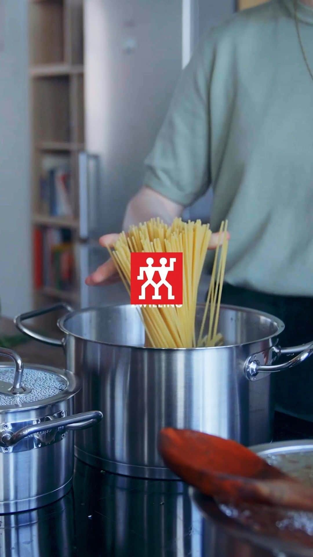 ZWILLING Japan ツヴィリングのインスタグラム：「MAKE EVERY MEAL MATTER.   ありふれた毎日の食事も、みんなでワクワクしながら楽しめばとっておきの瞬間になると思いませんか？ツヴィリングのプレミアムなキッチンウェアがあれば、毎日の食事が特別なものに。   #ZWILLING1731 #ZWILLINGJAHENCKELS #ZWILLING #foodconnects #ツヴィリング」