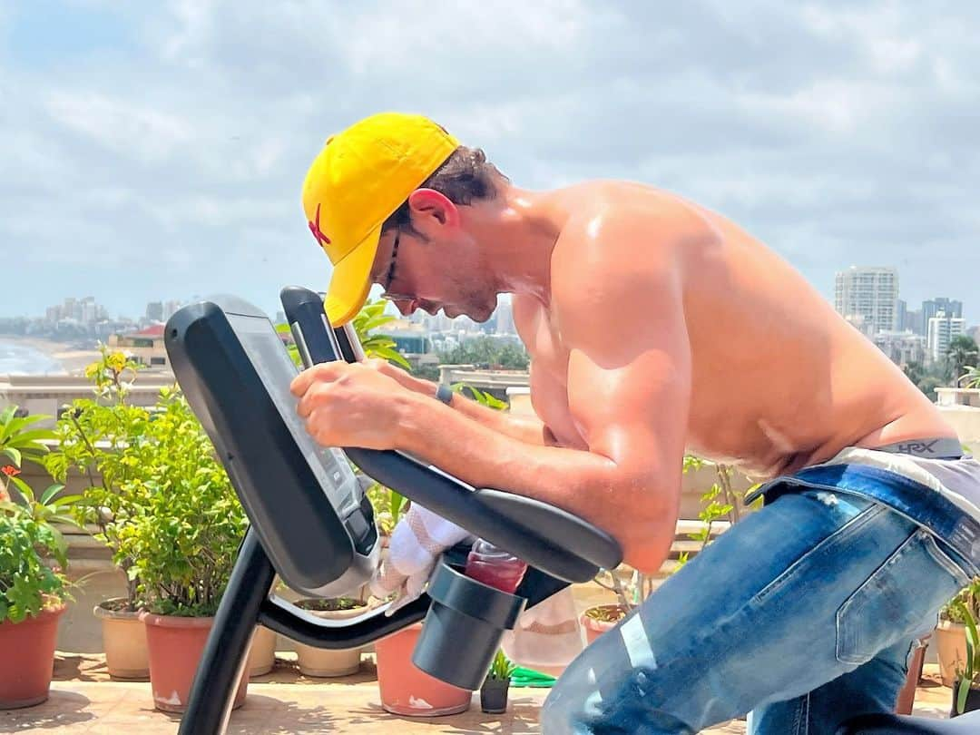 リティク・ローシャンさんのインスタグラム写真 - (リティク・ローシャンInstagram)「When you need to shred fast, nothing works better than vitamin D’hoop! 😌  Soak it in before the yellow turns blue.   #keepgoing」6月14日 12時37分 - hrithikroshan