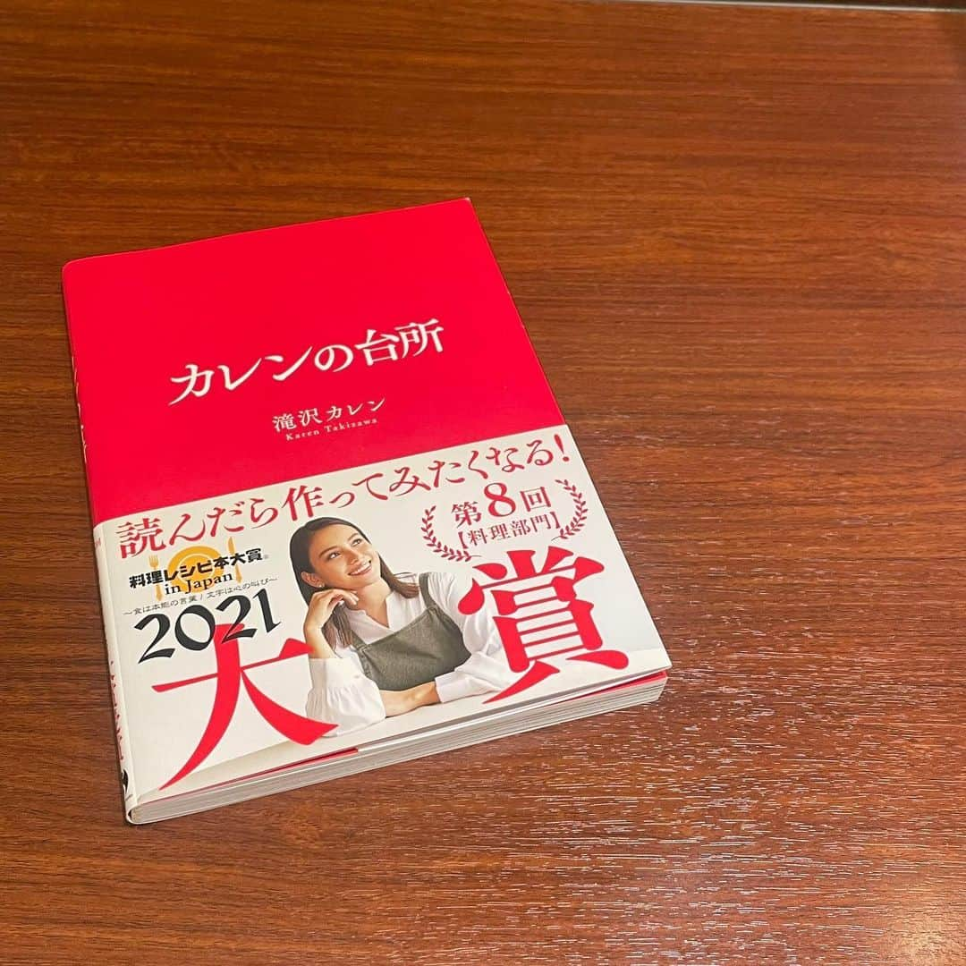 大友花恋さんのインスタグラム写真 - (大友花恋Instagram)「読んだよ☺︎  #世界で最後の花 絵本のような顔をして、クサクサ刺された気分。 私たち何度も繰り返すけれど、 何度でも立ち上がれるととるのか 何度でも転んでしまうととるのか。 それによって、意味合いが異なってきます。 1939年に書かれていても、いま、刺さる。 繰り返すのですね。  #カレンの台所 食材への敬意と料理への愛がたっぷり詰まった、エンターテインメントブック。 今日はどんな登場人物と、どんなスタッフで、どんなストーリーを作ろうかとワクワクします。 言葉もイラストも、あとがきまでも、全部好き。  #地下の鳩 改めて、読み返した一冊。 どんな環境で、どんなふうに生きるのか。何を食べて、何に恋をするのか。 ほの暗い物語の中で、登場人物は人間臭くしっかりと踏ん張っていて、西さんの愛を深く感じました。  #スイートホーム はい、大好物な飯テロ小説です♡ 味わいすぎて、とろけるかと思いました。 詳しくは、次の「ハナコイradio」で語ってます。  #ハナコイ図書室」6月14日 12時49分 - karen_otomo