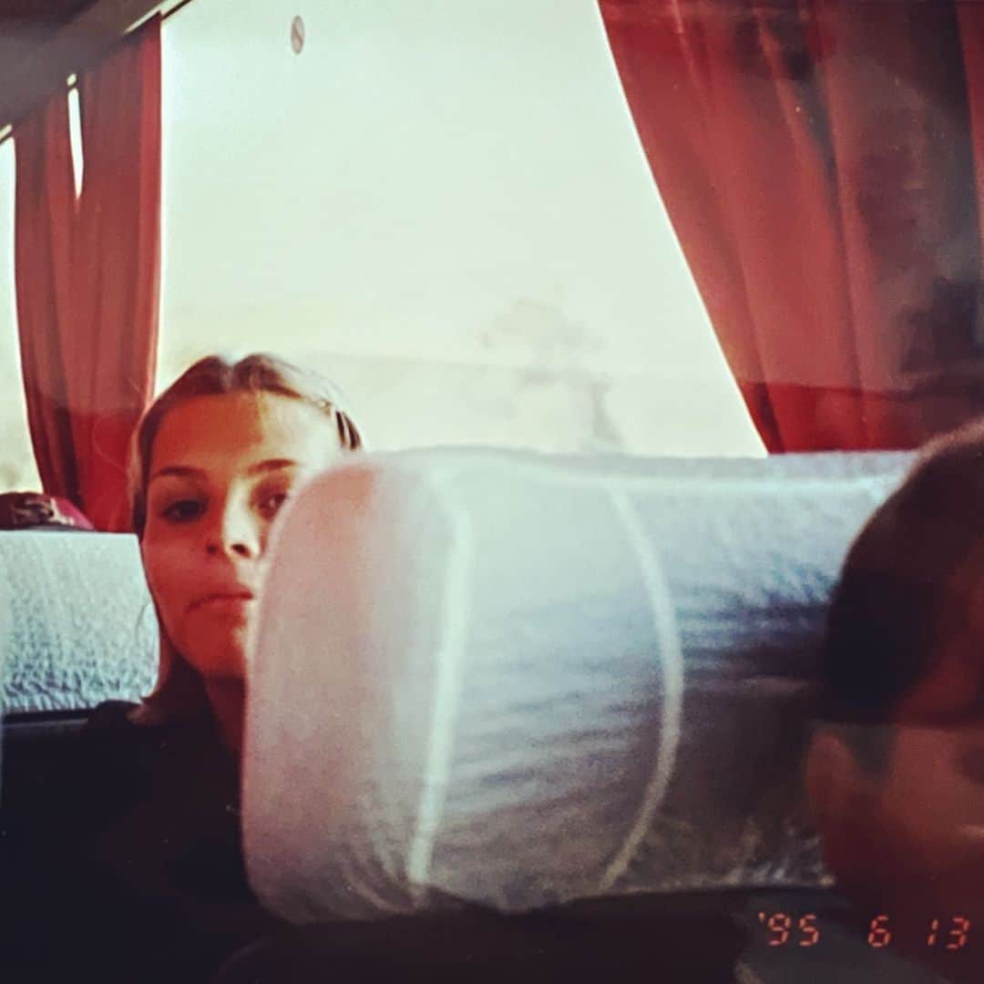 のインスタグラム：「@chrissybchrissy sent me this picture of me on a tour bus in italy and please just look at the date and i know i’ve been wrong about dates before but this time i’m right. This is me EXACTLY 28 YEARS AGO TODAY. Jesus Christ. what is time. cc: @katecooperserge」