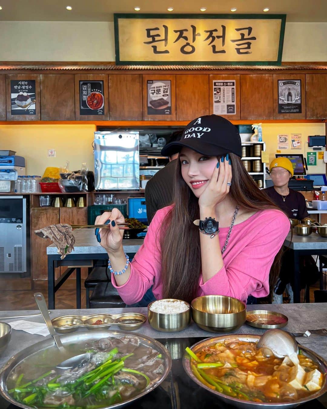 のインスタグラム：「점심시간네용🧡 뭐들 드셨어요? 각자 자랑해볼까요 ㅋㅋ 전 수육전골이랑 소고기삼겹된장^^ 영상보세용 수제비도 추가했는데 비주얼이 침샘 폭발이에여  햐.. 구운김에 수육하나 + 밥+ 잘익은 김치찜하나 삭 올려서 먹으면 도라방스..🤤 전골이나 된장 국물까지 한입 후루룩 마셔주면 캬!!!! 소리가 절로 나옵니다 👍💯 같이 간 지인은 밥 두공기 먹을만큼 맛났대요 ㅋㅋ  배든든하게 오늘도 수요팅이에여+_+ . . . #판교맛집 #판교한식 #판교밥집 #판교데이트 #판교술집 #옥된장」