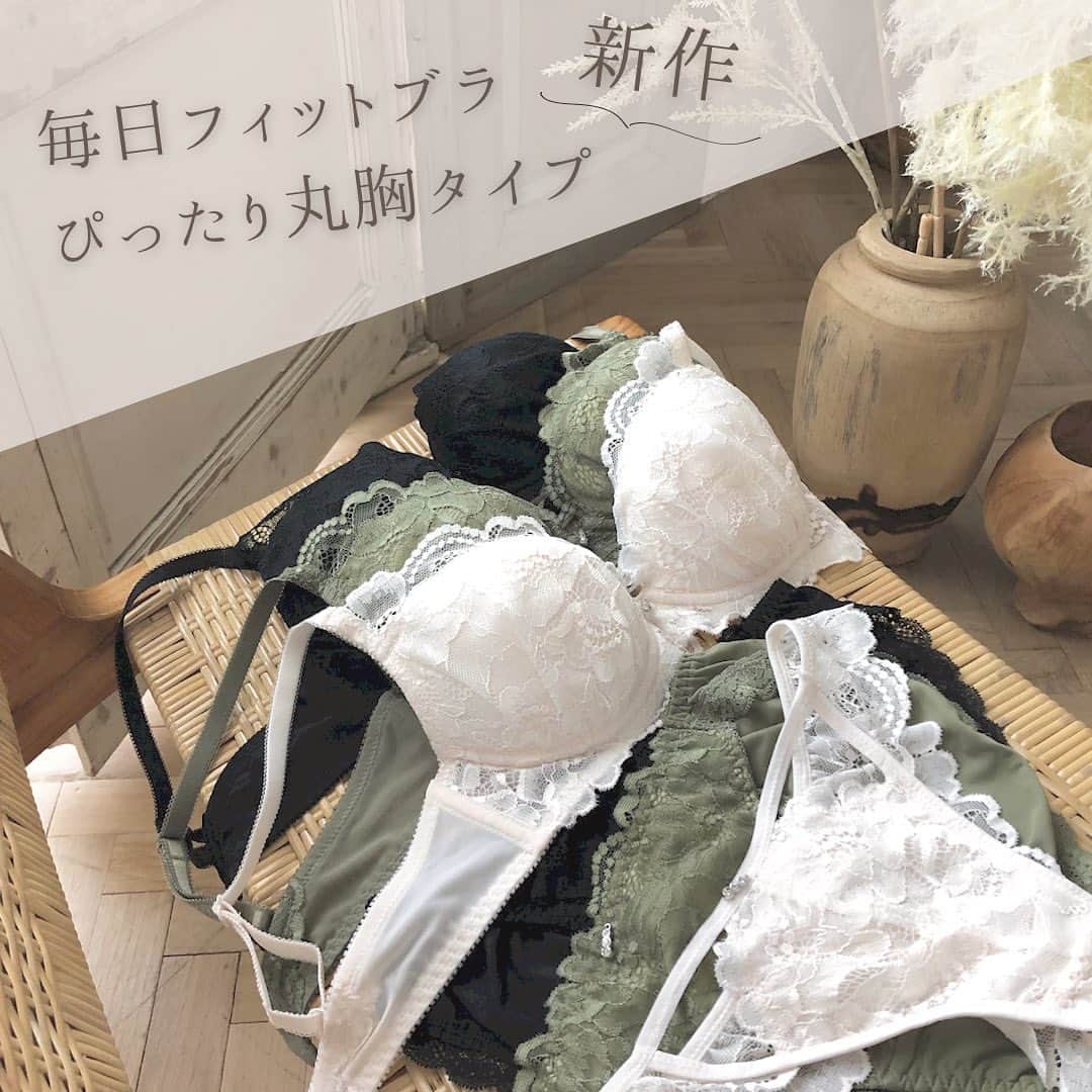 のインスタグラム：「リバイバル❣️ ⁡ ⁡ 去年人気だった ⁡ ［毎日フィットブラ　ぴったり丸胸タイプ］のデザインが ⁡ 新カラーでリバイバル✨✨ ⁡ ⁡ ハーブガーデンを思わせる、深みのあるKA(ハーブグリーン) カモミールをイメージしたクリーミーなIV(カモミールアイボリー) ブラックマロウをイメージした上品なBK(ブラックマロウ) ⁡ ハーブをイメージした癒しカラーの3色です🌿 ⁡ ⁡ カップが浅めなので浮きにい安心感💗 自然な丸みのあるバストをメイクします❣️ ⁡ ⁡ ブラとセットのフルバックショーツは、 肌触りの良い2way素材で快適な履き心地です🍀 ⁡ ⁡ 別売りのヘルシーな肌見せを楽しめるブラジリアンショーツは、 Tバック派＆バックレース派の方にもオススメです✨ ⁡ ⁡ 雨が多く憂鬱な季節ですが、 リラックスカラーの下着で気分をリフレッシュさせてみませんか？ ⁡ ⁡ ⁡ intésucré  毎日フィットブラ ぴったり丸胸タイプ  ＊IBT360 〔ブラジャー・ショーツ上下セット〕 size：B65~E75 (D75、E75はショーツLサイズ) color：KA(ハーブグリーン)、BK(ブラックマロウ)、IV(カモミールアイボリー) ⁡ ＊IST360 [ブラジリアンショーツ] size：M color：KA、BK、IV ⁡ ※店舗により取り扱い商品、カラー、サイズが異なります。 ⁡ ⁡ ⁡ #リバイバル #毎日フィットブラ #肌見せ #ブラジャー #バストメイク #ランジェリーファッション #ランジェリーショップ #セレクトショップ #下着専門店  #アンテシュクレ #intesucre」