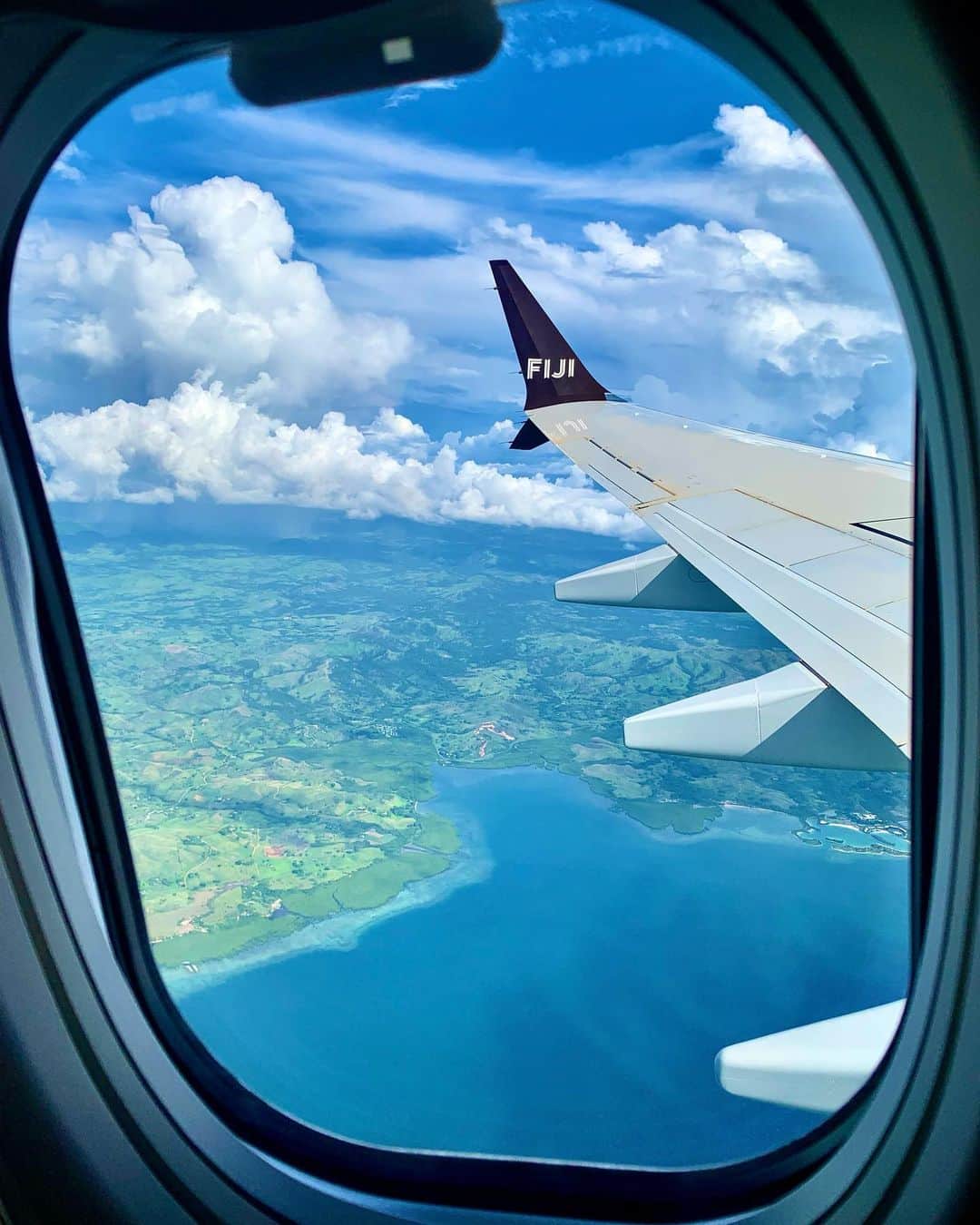 シャーニ・ヴィンソンのインスタグラム：「Bula 🇫🇯 @fly_fijiairways   #roadto40 #letsgo #travel #getaway #adventuretime #islandlife #fiji #mountainview #flying」