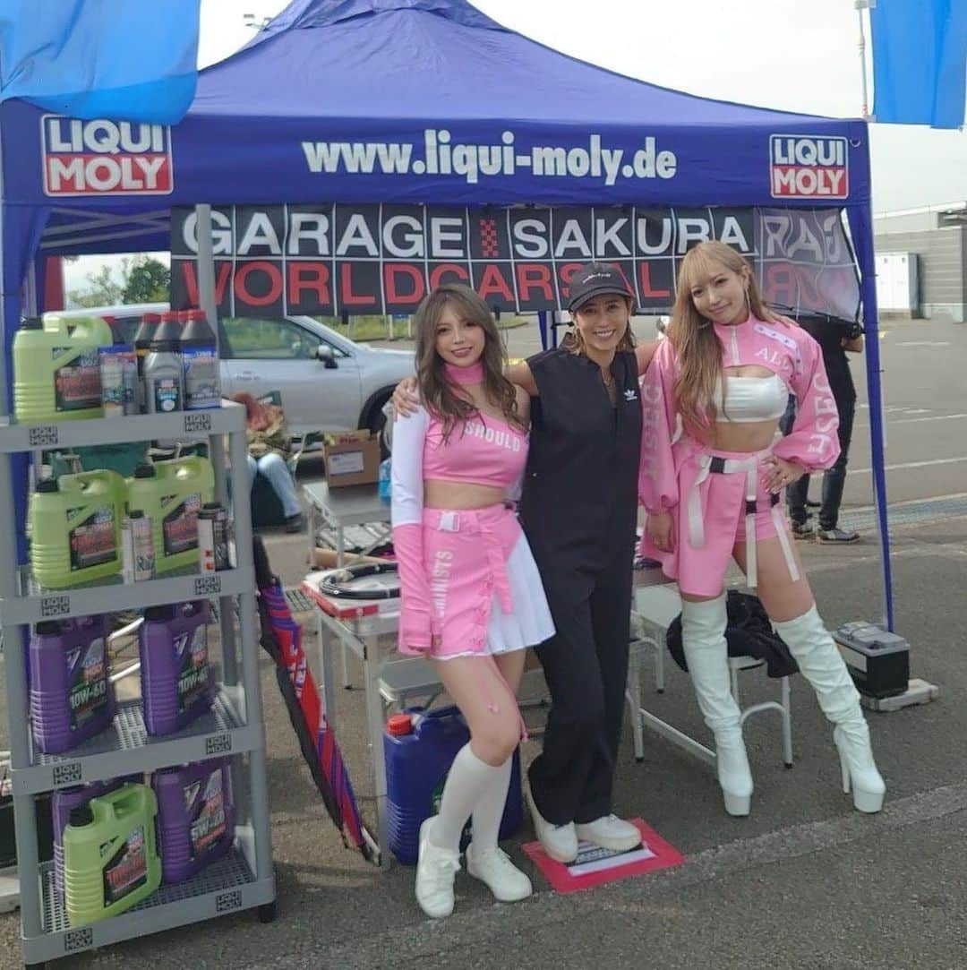 橘咲良のインスタグラム：「富士スピードウェイ楽しかった🏎💓 車好きのまど姐も一緒♪♪♪ モデルでタレントのユージさんも 愛車と一緒に来てた♪♪♪ YouTubeの撮影してたっぽい▶️  @yulinaaika  @garagesakura  @fujispeedway_official   #富士スピードウェイ #サーキット  #ガレージサクラ #リキモリ #ポルシェ  #レースクイーン #ドリフト #イベント  #FSW #FISCO #静岡県  #GARAGESAKURA #LIQUIMOLY #June10th #2023 #FujiSpeedway #circuit #drift  #porsche #🇩🇪 #🇯🇵 #🏎 #🗻」