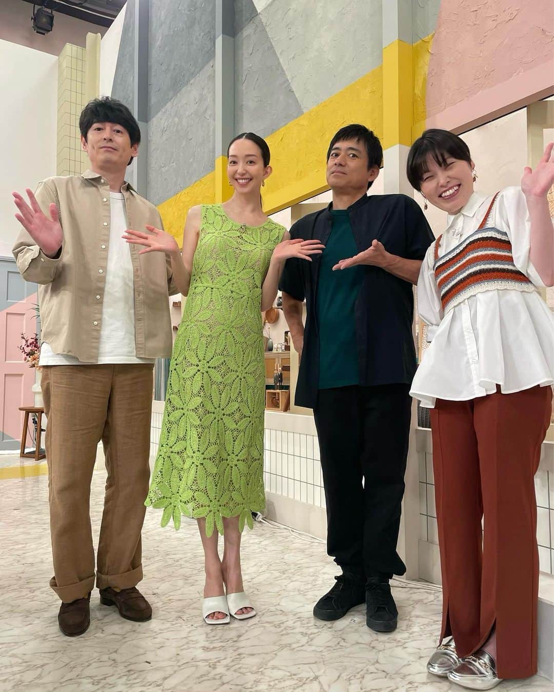 松島花のインスタグラム：「: "あさイチ"見てくださった皆さん🐓 ありがとうございました👫🏻👫🏻 見逃した方は、"NHKプラス"でご覧 いただけます🌼 : 背中がテーマだったので、背中の 開いたワンピにしました👗 私物の @zara ワンピです💚 #NHK #あさイチ  #博多華丸大吉 さん #尼神インター誠子 さん」
