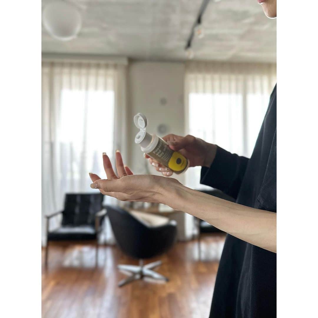 小林有里さんのインスタグラム写真 - (小林有里Instagram)「♡ 朝ルーティン🏃➰ . . 毎日は走れないけど、 朝陽を浴びるとやっぱり気持ちがいい☺️♡！ . これは自分のご機嫌取り。 . . 頭皮マッサージ、ローションパック、ボディ保湿。 これは毎日朝と晩、欠かさずです！ . コンディションが整うのはもちろん、 自分と向き合ってる感じが好き🙆 (もはや自己満ﾜｰﾙﾄﾞ🫶) . . パイナップル豆乳ローションは3本目突入🍍！ @pinesoy.lotion  肌のお手入れ後にもヒリつかず使えるし、 肌ざわりがすべすべになるの。 プレミアム、おすすめ♡ . . この鈴木ハーブ研究所の定期便初めての方は 初回限定50%offだそう♡ (ストーリーズにリンク貼りますね✈︎) . . . 自分のご機嫌取って、 今日もゆるりと頑張りましょ。 . みなさまも素敵な一日を😉🫶 . . . . #goodmorning  #morningroutine  #running#skincare#bodycare  #鈴木ハーブ研究所 #パイナップル豆乳ローション  #パイナップル豆乳ローションプレミアム  #スキンケア#うるおい肌 #セルフケア#おうちケア」6月14日 12時53分 - lilyshandmade