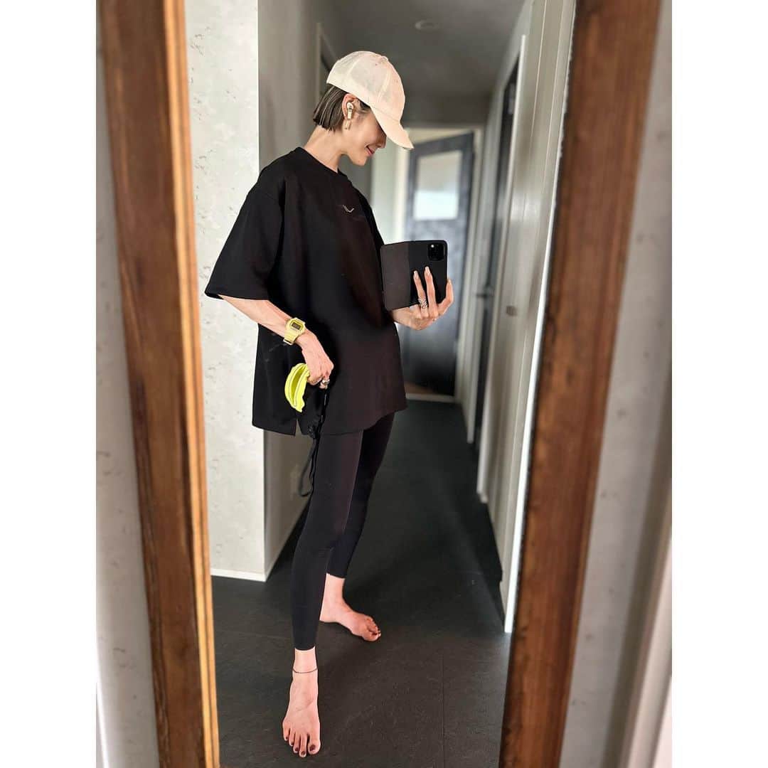 小林有里さんのインスタグラム写真 - (小林有里Instagram)「♡ 朝ルーティン🏃➰ . . 毎日は走れないけど、 朝陽を浴びるとやっぱり気持ちがいい☺️♡！ . これは自分のご機嫌取り。 . . 頭皮マッサージ、ローションパック、ボディ保湿。 これは毎日朝と晩、欠かさずです！ . コンディションが整うのはもちろん、 自分と向き合ってる感じが好き🙆 (もはや自己満ﾜｰﾙﾄﾞ🫶) . . パイナップル豆乳ローションは3本目突入🍍！ @pinesoy.lotion  肌のお手入れ後にもヒリつかず使えるし、 肌ざわりがすべすべになるの。 プレミアム、おすすめ♡ . . この鈴木ハーブ研究所の定期便初めての方は 初回限定50%offだそう♡ (ストーリーズにリンク貼りますね✈︎) . . . 自分のご機嫌取って、 今日もゆるりと頑張りましょ。 . みなさまも素敵な一日を😉🫶 . . . . #goodmorning  #morningroutine  #running#skincare#bodycare  #鈴木ハーブ研究所 #パイナップル豆乳ローション  #パイナップル豆乳ローションプレミアム  #スキンケア#うるおい肌 #セルフケア#おうちケア」6月14日 12時53分 - lilyshandmade