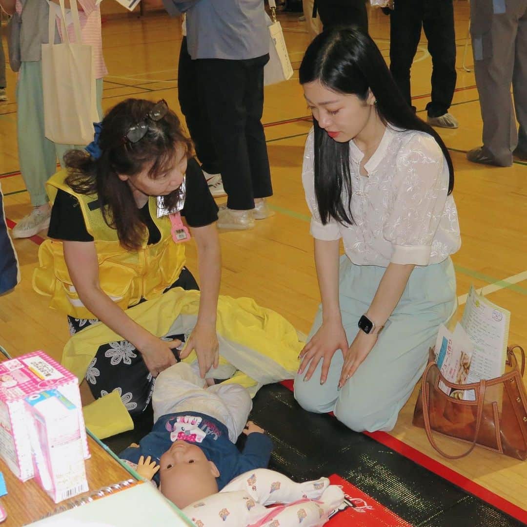 桜雪さんのインスタグラム写真 - (桜雪Instagram)「渋谷区の参加しやすい防災訓練、防災キャラバンレポート。  毎回、いろんなブースを回るのですが、 今回は助産師の熊谷典子さん @nohaho0708  に布一枚で赤ちゃんを抱っこしたりおんぶしたりする方法を教わりました✨  抱っこより慣れたらおんぶの方が安全らしいです🦺  私には子どもはいないけど、 いざという時はおんぶできます！！✨  #防災キャラバン #防災訓練」6月14日 12時53分 - yuki_12hsm