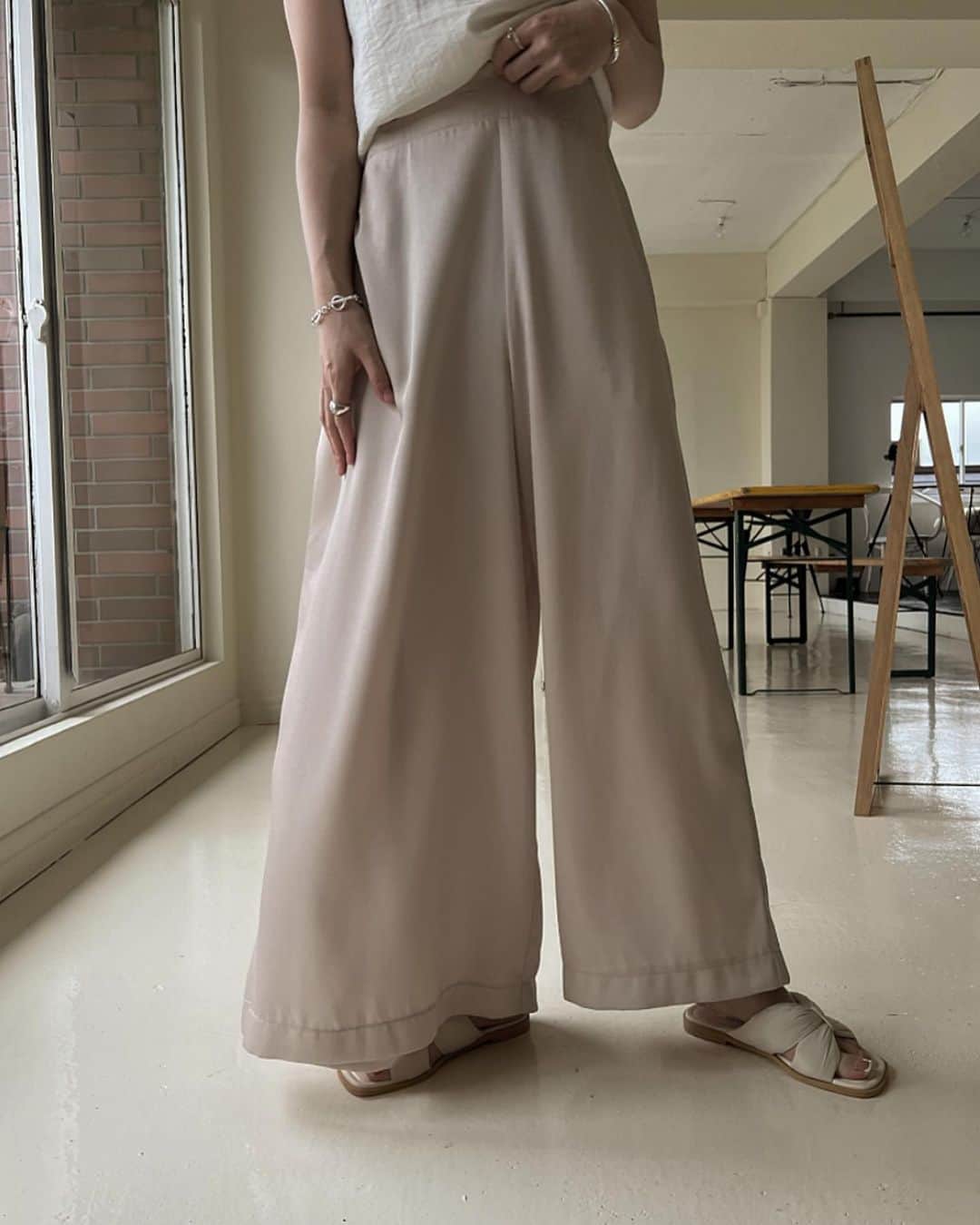原小夜香さんのインスタグラム写真 - (原小夜香Instagram)「' 巻きスカートに見えるけど、 実はとろみパンツで安心歩きやすい