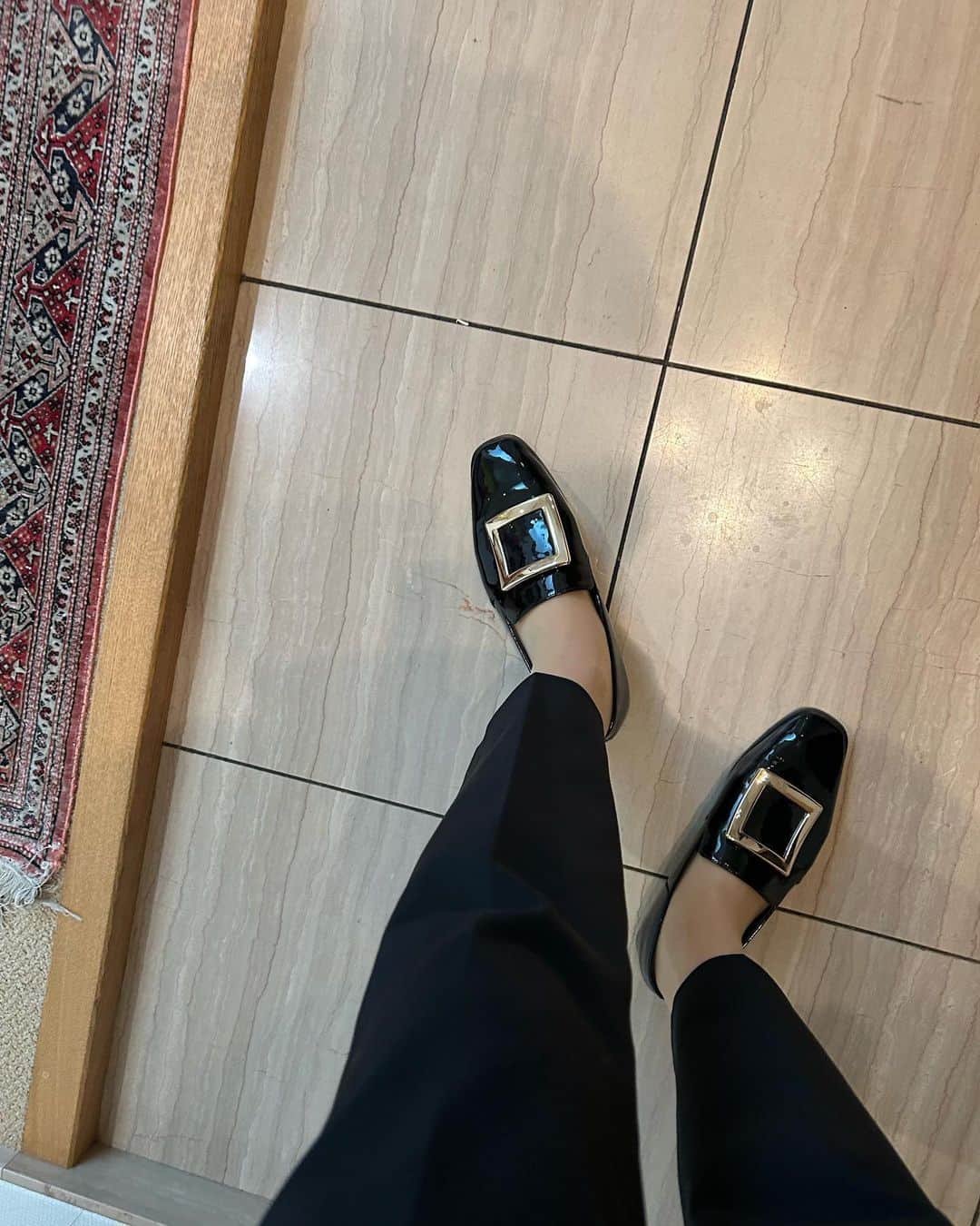 安藤優子さんのインスタグラム写真 - (安藤優子Instagram)「本日は大阪です！  これから本日の関西テレビ「ニュースランナー」生放送です。  移動は楽ちんスタイル。  ぺったんこ靴は#gemmalinn というブランドのものです。  足にぴったりフィットして、歩きやすさバツグン。  大きなゴールドのバックル飾りがポイントです。  靴に合わせてバッグも黒のエナメルにしました。 #gucci です。すんごい昔のものですが（笑）  ファッションチェック担当犬、幼稚園で不在なので、なんか淋しい（笑）  では行ってきます！  陸上自衛隊の射撃場で事件も起きています。 これから情報確認しながら行きます。  #フレンチブルドッグ  #安藤優子」6月14日 13時05分 - yukoando0203