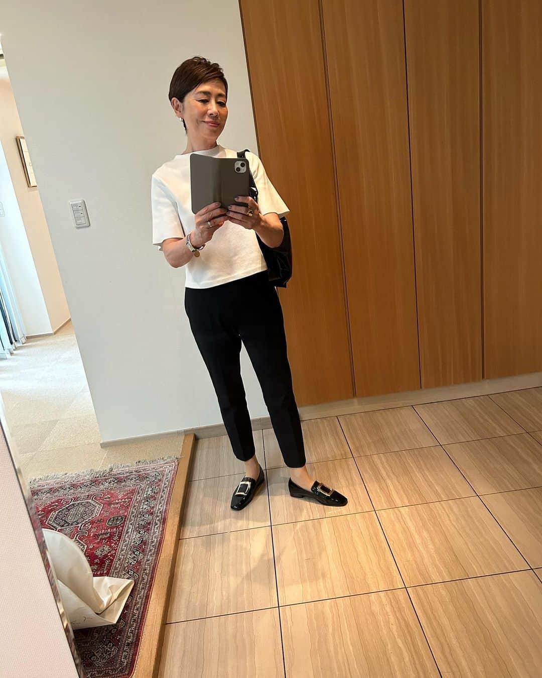 安藤優子さんのインスタグラム写真 - (安藤優子Instagram)「本日は大阪です！  これから本日の関西テレビ「ニュースランナー」生放送です。  移動は楽ちんスタイル。  ぺったんこ靴は#gemmalinn というブランドのものです。  足にぴったりフィットして、歩きやすさバツグン。  大きなゴールドのバックル飾りがポイントです。  靴に合わせてバッグも黒のエナメルにしました。 #gucci です。すんごい昔のものですが（笑）  ファッションチェック担当犬、幼稚園で不在なので、なんか淋しい（笑）  では行ってきます！  陸上自衛隊の射撃場で事件も起きています。 これから情報確認しながら行きます。  #フレンチブルドッグ  #安藤優子」6月14日 13時05分 - yukoando0203