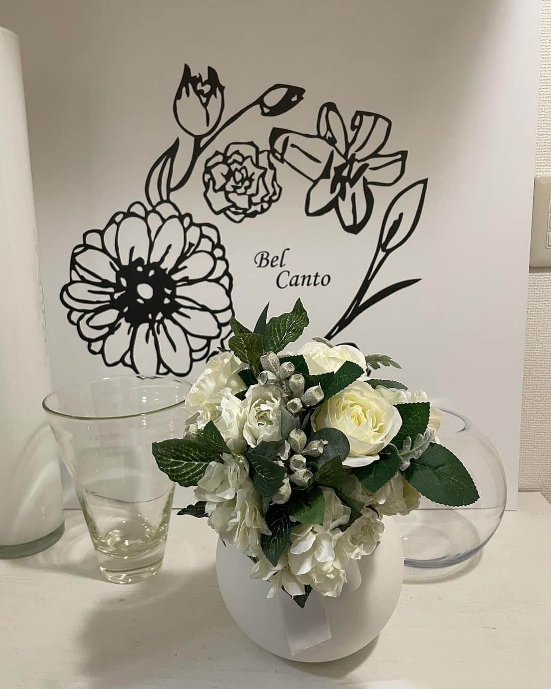 エリカ・セイラさんのインスタグラム写真 - (エリカ・セイラInstagram)「@flowerbelcanto で産まれて初めてのフラワーアレンジメント体験してきたよ💛  お花は大好きで、お家には常にお花を飾っているけど、ちゃんとレッスンを受けてフラワーアレンジメントをしたのは初めて💛  まずは先生が丁寧に説明してくれながら、お手本を目の前で作ってくれたよ💛  茎の切り方、お花を挿す角度、バランスの取り方とか自分では全くわからなかったから、初めてちゃんと説明してもらって勉強になった💛  ひまわりがメインのかわいいアレンジメントができたよ💛初めてにしては上出来でしょ💛  綺麗なお花がお家に咲いてると、心に潤いもうまれるよね💛  初心者で、お花の事何もわからなくても、丁寧に教えてくれるし、アレンジしたお花は持ち帰る事ができるから、嬉しい💛💛  私はその足で実家に行って、お母さんにプレゼントしてきた💛お母さん喜んでくれたからよかった💛  習い事楽しいな〜💛  http://belcanto.tokyo/?page_id=25  #PR #インフルエンサーワークス  #インフルエンサー #フラワーアレンジメント #生花 #ブーケ #習い事 #お花 #お花のある暮らし #ひまわり #flowerarrangement #フラワーアレンジメント教室 #フラワーレッスン #お花のある生活 #flowerart #flowerphotography #bouquet #flowerdesign #フラワーコーディネート #習い事デビュー #お花好きな人と繋がりたい #花のある暮らし #花束 #花束アレンジ #カーネーション #🌻 #flowerlovers #flowers #flowerbouquet #フラワーデザイン」6月14日 13時08分 - erica_sarah_