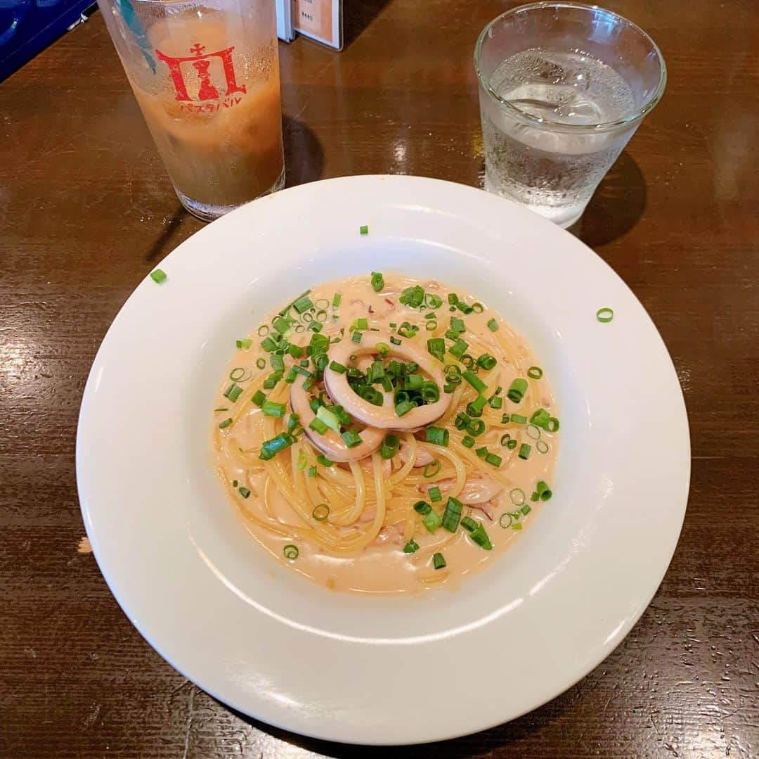 くろさんのインスタグラム写真 - (くろInstagram)「MIKIYA’Sランチ🍽️  塩辛とクリームチーズパスタ🍝1,045円 Cセット(サラダ・ドリンク)🥗🥤330円  やっぱミキヤズの塩辛とクリームチーズの生パスタは旨し😋  12時ちょい前に行ったらギリギリ入れました。相変わらずの人気ですなぁ。  在宅勤務ランチでミキヤズも射程圏内なのは嬉しい限りです🙌🏻  #塩辛とクリームチーズのパスタ #塩辛とクリームチーズパスタ  #パスタバルミキヤズ  #パスタバルミキヤズ自由が丘 #MIKIYAS #ミキヤズ自由が丘 #自由が丘ランチ #自由が丘グルメ #自由が丘パスタ #自由が丘パスタランチ  #自由が丘パスタバル #自由が丘ディナー #自由が丘生パスタ #竹本幹也 #くろ呑み喰い」6月14日 13時10分 - m6bmw