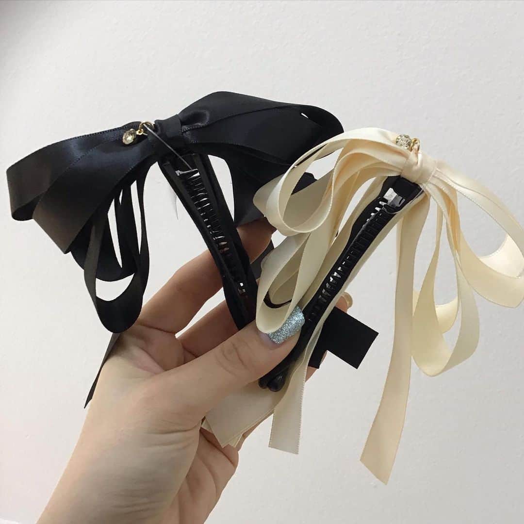 3COINS lN LUMINEのインスタグラム：「こんにちは🌼🌈  3COINSルミネ大宮店です！  アクセサリーの新商品が入荷致しました🎀  ☑︎ ﾀﾃﾅﾛｰﾘﾎﾞﾝﾊﾞﾅﾅ (col.WH/BK)  アクセサリー各種　300円(税込330円)  他にも新商品多数入荷致しております💡  ぜひこの機会にご覧ください！  ご来店お待ちしております🪷  店舗により入荷日・在庫状況が異なります。 お気軽にお近くの店舗までお問い合わせください。 ※3COINS＋plus那覇メインプレイス店 3COINS＋plus沖縄パルコシティ店 3COINS＋plusイオンモール沖縄ライカム店は、木曜日発売です。  #3COINS#3COINS新商品#スリコ #スリコ新商品 #アクセサリー販売 #ルミネ大宮」