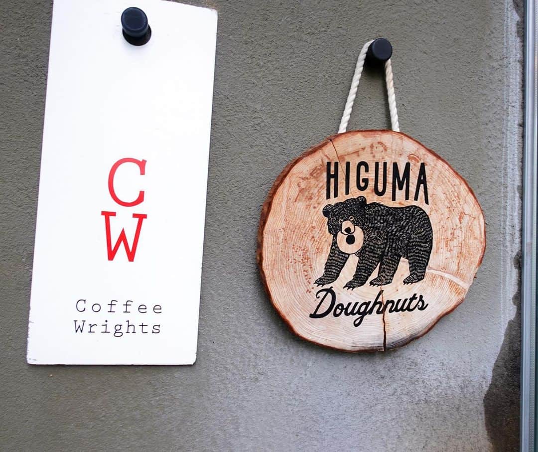搗宮姫奈さんのインスタグラム写真 - (搗宮姫奈Instagram)「Higuma Doughnuts × Coffee Wrights 表参道  コーヒーも、食べ物（ドーナツ）も、空間も本当に最高でした！！！！  9種類のコーヒーから選ぶ事が出来、 エチオピアのナチュラルをチョイス。 ナチュラル（精製方法）なのでパンチ効いてるのかなと思いきや意外とスッキリと飲めてびっくり🥺  ドーナツはもう口に入れた瞬間溶けるんじゃないかと思うくらいふわっふわで、 なくなってほしくないと願いながら完食😭😭😭こんな衝撃を自分も与えたい！  そして、店内の内装はサウナの様な空間でした。 →ちょっと下にくだっていくイメージ🥺  その分天井が高くなって開放感マックスの空間でした🥺  外国の方が多く、海外に来た感覚になりました🤣🫶🏻🫶🏻  ---------  Higuma Doughnuts × Coffee Wrights 表参道（ @coffeewrights_omotesando ）  menu☕︎ ☑︎ディムツ ナチュラル/エチオピア ☑︎シュガードーナツ  ーーーーーー #ひめカフェ巡り #表参道 #表参道カフェ #カフェ巡り #カフェ好き #カフェ散歩 #カフェ女子 #カフェ活 #ドーナツ #表参道ドーナツ #コーヒータイム #コーヒースタンド #コーヒー好き #コーヒー豆」6月14日 13時13分 - himenachaaaaan