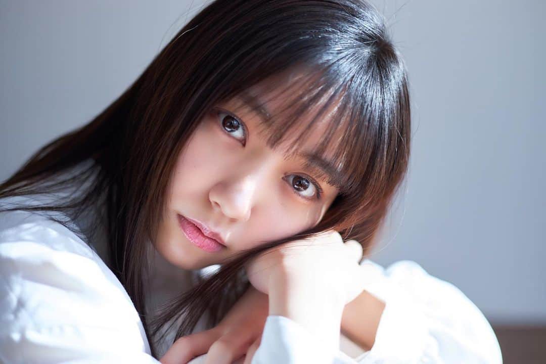 のインスタグラム：「本日27歳になりましたっ🥰  みなさんいつもありがとうございます！  さらに自分の世界を広げて 音楽や絵を通して表現していけるように頑張ります💜  もーーっとミュージカルな人生にしてく！💃🕺🎂  あと今年の密かな目標は 年齢を言っても嘘だ！って言われない 年相応な女性になることです❤︎」