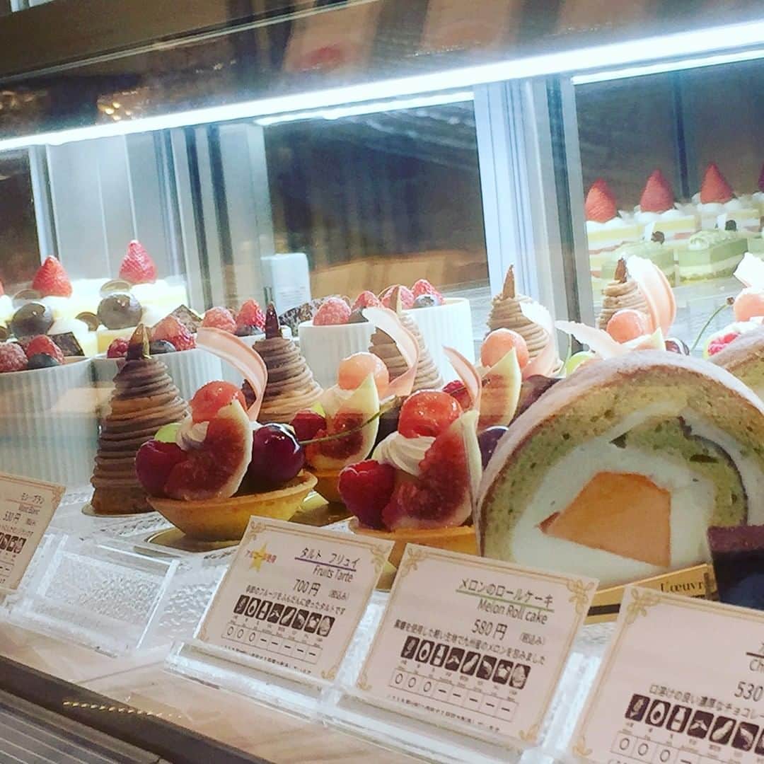 ホテルオークラ福岡さんのインスタグラム写真 - (ホテルオークラ福岡Instagram)「ペストリーブティックのショーケースは今、とっても色鮮やかです。  みずみずしい季節のフルーツがいっぱいのタルト フリュイは華やかでお土産にももってこい。  そして、ロールケーキはメロンでご用意いたしております。  ぜひご利用ください。  #melon #メロン #メロンのケーキ #hotelokurafukuoka #hotelokura #ホテルオークラ福岡 #ホテルオークラ  #ペストリーブティック #ロールケーキ #タルト #タルトフリュイ」6月14日 13時22分 - hotelokura_fukuoka