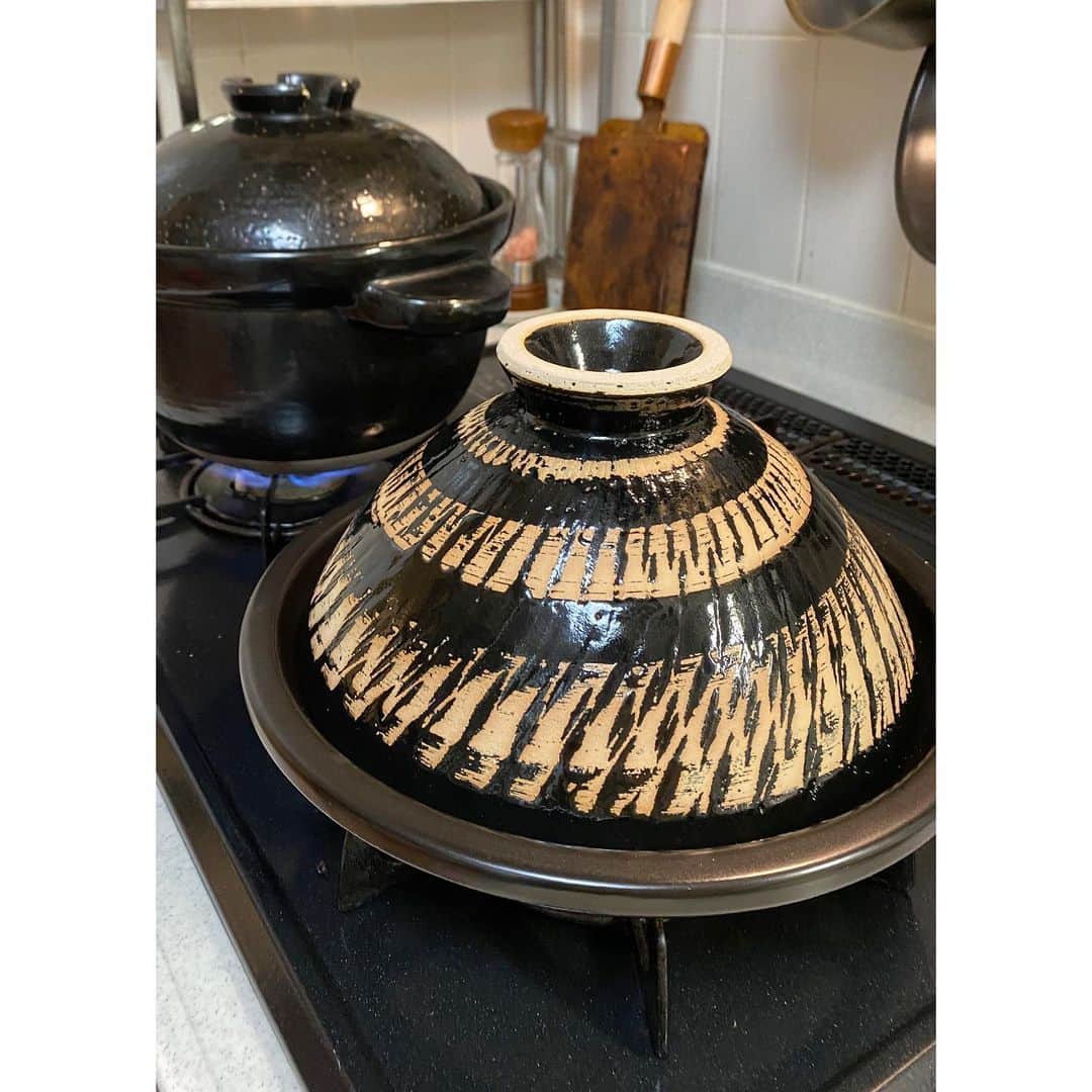 のインスタグラム：「最近、キッチンにばかりいる。 チャーシューやハンバーグや穴子丼、少しずつレパートリーも増えた。 存在感抜群の陶板鍋も新しく迎えて、ますますワクワクするようになった。 子どもが美味しそうにご飯を食べて、そして心が満たされて笑顔になる様子は、これ以上に母として幸せなことはないと思う。  だけど、今日も朝から怒った。 窓が開いていたらきっとご近所さんに通報されるんじゃないかというくらい、激しく怒った。  私たち親子は一旦テレビをつけるとCMまでも釘付けになって、まったく何事も手がつかなくなる癖(過集中というらしい？)があって、音楽やラジオであっても手が止まってしまうので、極力朝の忙しない時間帯は無音で生活するのですが、”テレビを見ながらご飯を食べたい😻”というリクエストに、なんだか疲れていた私は、出発の時間を約束した上で、どうぞと言ってしまった。 絶対に時間を守れないとわかっているのに。わかっているのに！  案の定やっぱり保育園大遅刻。  それで３歳の小さい子どもを責めて、汚い言葉を浴びせて、しまいには「ママが怖い😭」と泣き出す。 どうにか家を出発し、お互いが込みあがる気持ちを堪えながら、25分の道のりを無言で手を繋いで前を向いて歩いた。  育児本を読み漁って、こういう時はこう対処しようと頭で考えていたって、一旦カッとなってしまうともう止められない。なんのための育児本なんだよ。。と、自分が情けなく虚しく、息子に申し訳ない。  一人になって冷静になり、これではいけないと、一生懸命また美味しいご飯を作る。  こんな毎日の繰り返しです。 愚かだなぁ。未熟だなぁ。自分。  今日の晩御飯は何にしようかしら。」