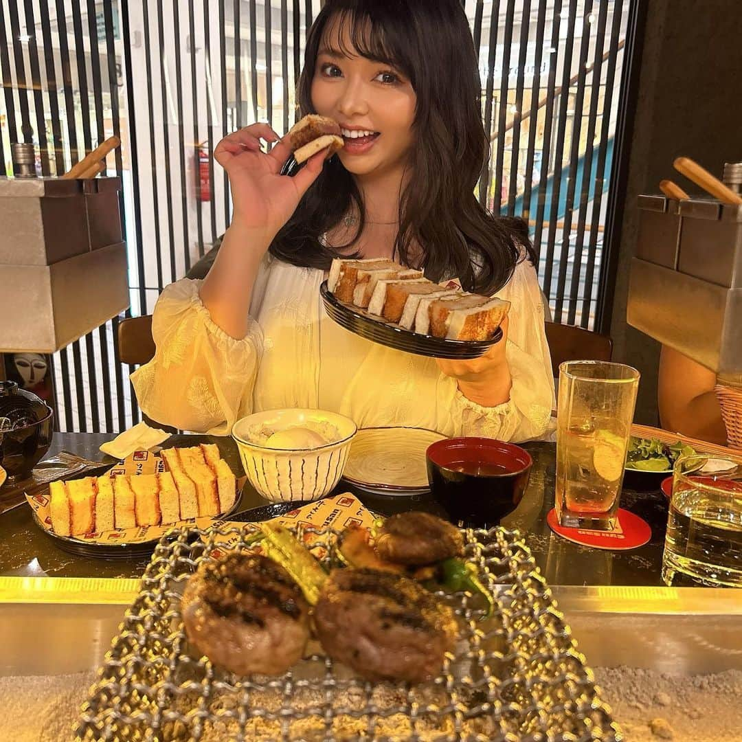 橘まりやのインスタグラム：「If you're looking for a delicious and unique dining experience, you have to check out Gyu-san Japanese Sando & Charcoal Bar! Their A5 wagyu Humbarg set is an absolute steal at only $23.80++! You get two juicy wagyu patties, a fresh salad, rice, and miso soup (with free refills!). But the real star of the show is their A5 wagyu sand - it's my personal favorite! 😍👌 Come on down and give it a try!  A5和牛ハンバーグを$23.80++で味わえるお店✨ ハンバーグ2つとサラダとおかわり自由のご飯とお味噌汁が入ってこの価格はお得すぎる🤩🤩🤩 和牛のみで作ってるハンバーグはとてもジューシーで食べ応えがすごい‼︎ 他にもA5和牛サンドや和牛チップスなど美味しすぎるメニューがたくさん♫ お土産や差し入れにも良いサイズだなぁって思った💕 おすすめの一店です☺️❤️  #gyusan #gyusansg #singaporefoodie  #singaporelife #singapore #singaporegirl #singaporeinsta #sginstagram #sginstagrammers #シンガポール在住 #シンガポールライフ #シンガポールおすすめ #シンガポール情報 #シンガポール美女 #シンガポール #シンガポール 生活 #シンガポールインスタグラマー #橘まりや #グラビア #グラドル  #pinupgirl #pinupmodel #bikinimodel  #sexy #japanesegirl #idol #그라비아 #偶像 #寫真偶像」