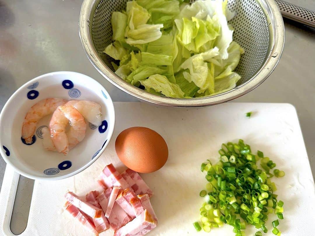 二ノ宮知子さんのインスタグラム写真 - (二ノ宮知子Instagram)「レタスが沢山あるのでレタスチャーハンを作った。普通の火力の家庭でチャーハンをうまく作るコツは、ご飯と卵をさっと炒めて一度器に取り、それから具を炒めてご飯を戻すことだと思うんですよ。おすすめです。 ちなみに今日は、卵とご飯を軽く炒め出して、エビーベーコン炒め、ごはんを戻し、味付け塩胡椒醤油、ニンニク油少々、レタスと万能ネギ投入…さっと炒めてできあがりです。」6月14日 13時28分 - tomokoninomiyaa