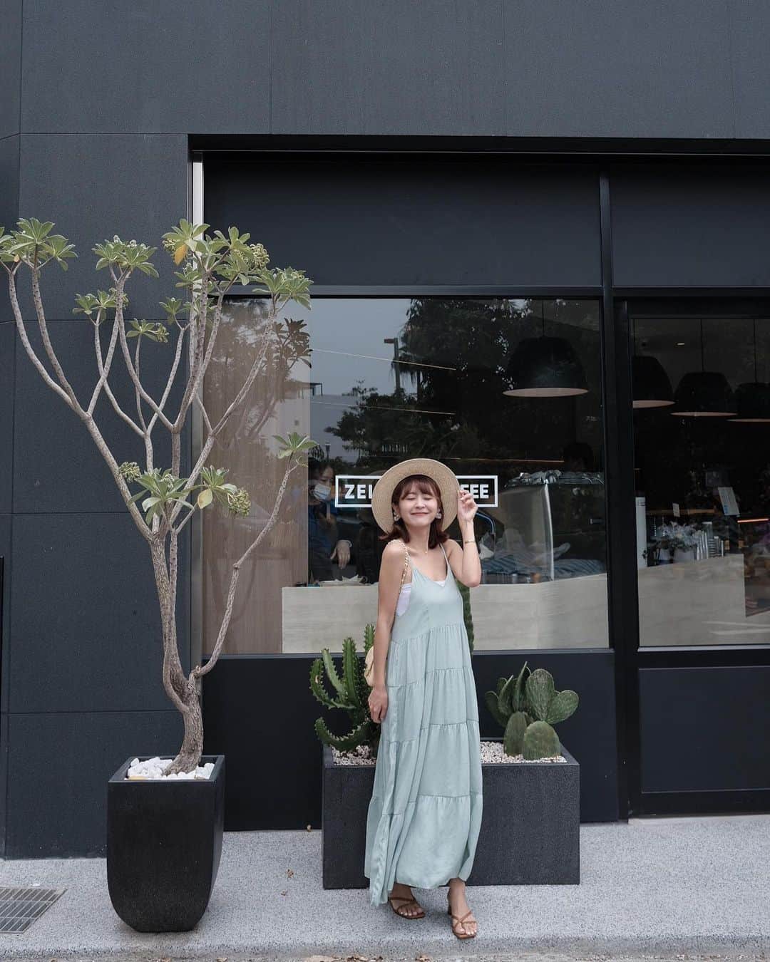 郭圈圈のインスタグラム：「台中來的 @zellercoffee_humei 開在湖美唷🤍 （我上個月去的😆） 環境很舒適～整體都很喜歡💕 餐點也都蠻好吃 雙人套餐價位也很可以耶！（可以參考最後一張菜單） （但鮭魚我更愛圈媽煎的😋） （你們去的話早午餐上會有薯條🍟，我們的都是菜因為當天說薯條沒了🤪） - #宅樂咖啡  📍台南市中西區湖美二街86號 🕰️三：09:00-17:00 五-二：09:00-21:00 🚷公休：週四 - #lea_outfit  全身 @marule.official ✨✨ 身上的洋裝湖水綠第一名🥇 官網下單🔗marumarulea.com 🔍april43.細肩帶夏日度假必備蛋糕洋裝 $1380 🔍 april130.質感金釦坑條平口背心 $390 🔍 may69.顯腳長比例！法式韓系穿搭必備夾腳4公分粗跟鞋$1480 🔍march75.春夏最必備！多種選擇顯臉小質感草帽👒$720」