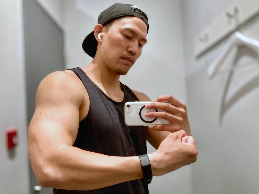 小柳心のインスタグラム：「OUTの情報解禁したね！ みんなびっくりだろ！俺ったらJO1と同級生なんだぜ！ お楽しみに🌳  #小柳心 #コヤナギシン #俳優 #脚本家 #workout #bodymake #training」