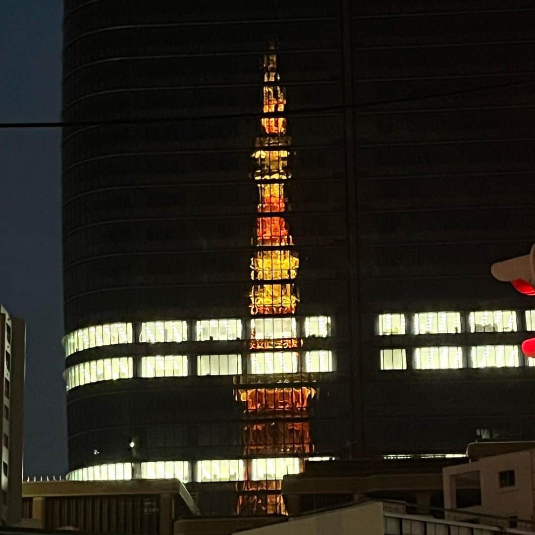 藤原ヒロシのインスタグラム：「ビルに映り込む東京タワー。 #azabudaihills」