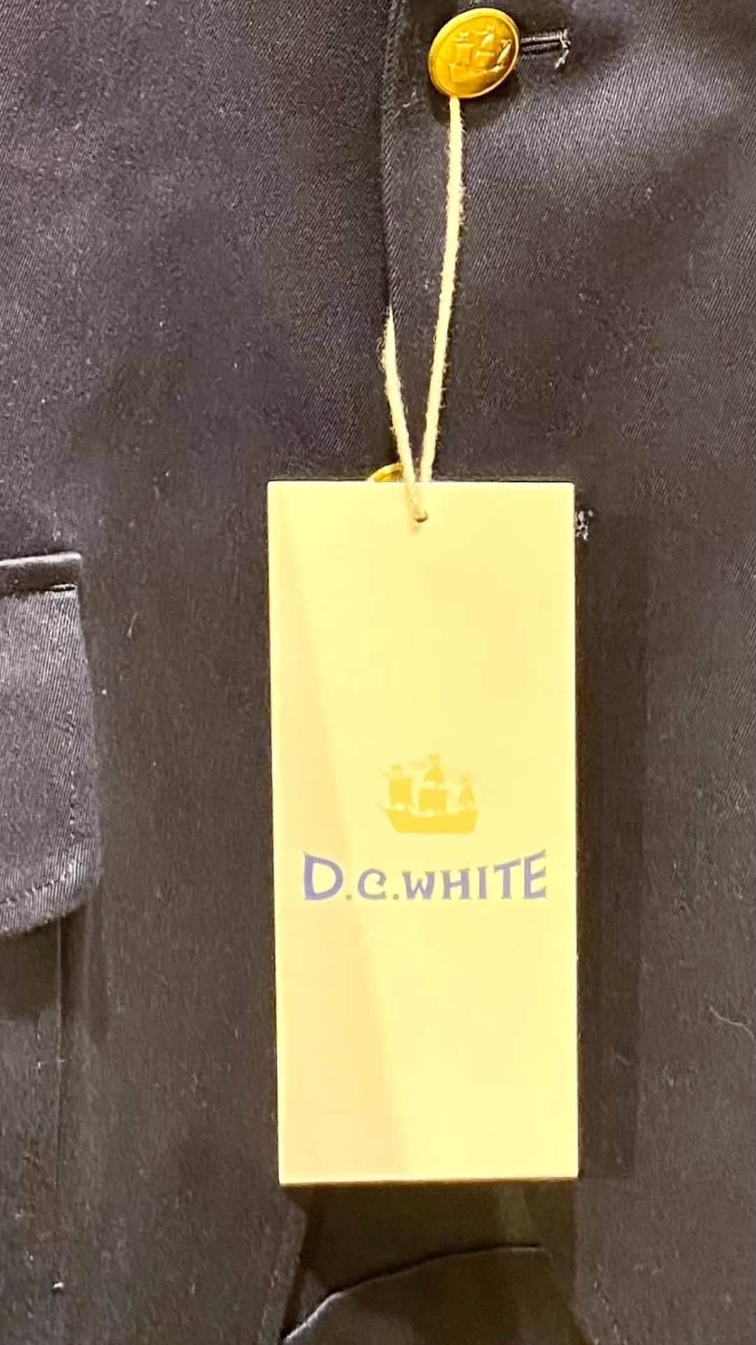 のインスタグラム：「こんにちはFreeportです。  本日はD.C.WHITE ディレクター石原さんのご紹介をさせて頂きます。  上記の動画は  SOUTIENCOL 三浦さんに　D.C.WHITE の代名詞を見せてみた  投稿をご覧いただいている様子です。  こちらからも石原さんのお人柄が滲み出ております。  石原さんは クロージングファクトリーの生産管理からディレクションまで手掛け ここで培った経験から  数ある洋服の分野においてジャケットというアイテムが最も進化し 現在も時代社会と共に変化進化している、これを体現するブランドを立ち上げたい。 という思いから D.C.WHITE をスタートされました。  ボディーシルエットに沿うスーツのように、時代や人に寄り沿うD.C.WHITE 　のアイテム こちらが店頭でどう皆様に写るのか  是非6/17 Freeport店頭にてご覧ください。」